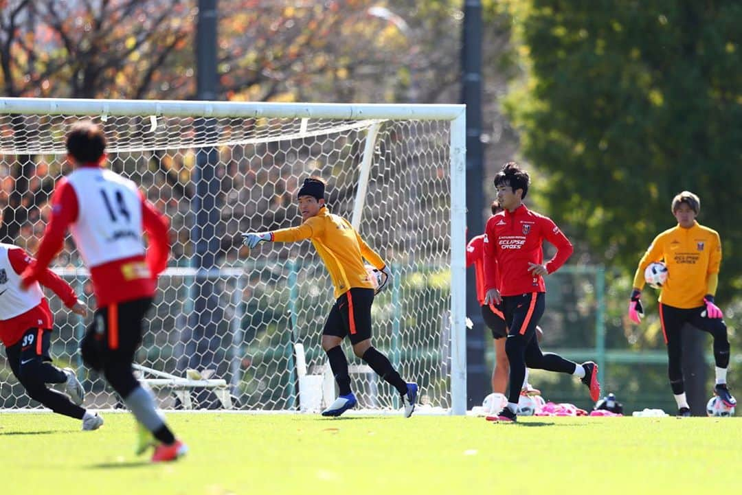 浦和レッドダイヤモンズさんのインスタグラム写真 - (浦和レッドダイヤモンズInstagram)「10日、大原サッカー場でのトレーニング。 #武藤雄樹 #青木拓矢 #エヴェルトン #柴戸海 #山中亮輔 #マルティノス #トーマス #鈴木彩艶 #興梠慎三 #岩武克弥 #橋岡大樹 #西川周作 #岩波拓也 #石井僚 #レオナルド #三菱UFJニコス#nike #POLUS #三菱重工 #三菱自動車 #トーシンパートナーズ #auカブコム証券 #DHL #urawareds #浦和レッズ #Jリーグ」11月10日 19時14分 - urawaredsofficial