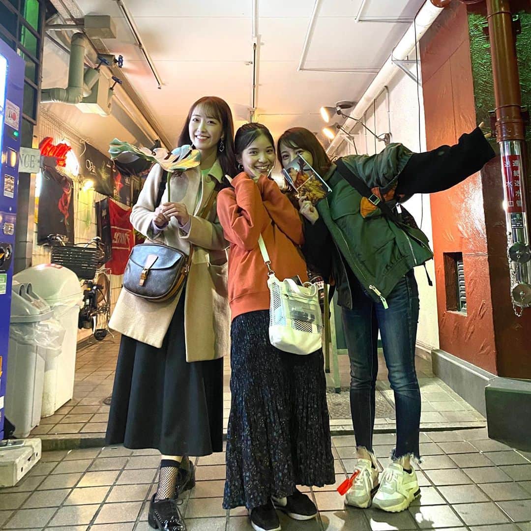 仮谷せいらのインスタグラム：「今週の土曜日は代官山LOOPさんにて #はるかりまあこ スリーマンです🎉💓  最近よく、"はるかりまあこ”って言葉を 沢山発してるので😂改めて！！ はるかりまあこについてお話ししてみます✨  アーティストのHALLCAちゃん @hallca__jp  AmamiyaMaakoちゃん @amamiyamaako  と、仮谷の3人の名前を繋げて ""はるかりまあこ"" なんですが、笑  (何で私だけ名字なのかは…なんでやろう、笑)  チョコチョコ、 ライブで一緒になったりしていて 去年開催されたmaakoちゃんのアルバムツアーの名古屋、大阪、と はるちゃんと一緒に周らせていただき✨ インストアもあったりしたから 一緒にいる時間がとっても長くて その辺りの時期から超超仲良くして頂いています💓  元々私的に、自分には "アーティスト友達"に当てはまる人がいなくて… ライブでご一緒しても、性格的に自分から ご飯行きましょう！とか連絡先…！とか 絶対言えないし、、、 嫌いとか苦手とかじゃないんだけど、 皆さんのことすごくリスペクトしてるし大好きだけど、 アーティストはアーティスト！ お友達っていうのはプライベートで関わってる人！ ライブや音楽は超お仕事🔥プライベート🆖！ みたいな、線引きがありました😳  その、私が引いていた線がスルスルっと消えて ふわっと隣に来てくれたのが2人です🥰 本当にびっくりするくらいふわっと😳笑  活動をしていると 音楽って楽しい！っていう事を忘れそうになる事があるんですが この2人といると、この2人とライブしていると ずっと音楽が楽しくて歌が楽しくて✨  大変な事が多いし、出来ない自分が大嫌いで悔しくて 今まで心から好きだと思えなかった制作が なんと、めちゃめちゃ楽しくて！！！！ こんな事したいね、あんな曲作りたいね、 こういうテーマはどうかな？って ワクワクしてます🥳  本当に不思議だなぁ、、、  そしてありがたい事に スリーマンを組んでいただいたり 8月にはコラボ曲を披露したり✨  14日のライブでも 面白い事が起こりそうですよ😏💓  限定60席！！！！ お席は後残り少し！！！  それぞれのライブも、きっと楽しいはず。 コラボでうまれる空間も、きっと素敵なはず！  14日ってさ楽しいライブがあちこちであるんですよね…知ってます…笑 でもsold out🎫させたい！！！！ そして、次に繋げたい！！！！  お時間ある方は是非、 遊びに来てください🙇‍♀️🙇‍♀️🙇‍♀️💓 代官山LOOPでお待ちしています✨  🎫こちらから🎫 https://201114dl.peatix.com/」
