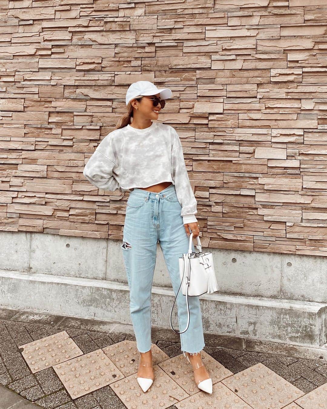 のインスタグラム：「. いつかの🕊💙 もうそろそろ寒くてお腹出るコーデが できなくなっちゃうね🥺w . そして金沢前に @eyelash_chrissie さんで マツエクしてもらってきたよー🤍 デザイン:3D190束C.C.Jカール10.11.12ミリです🌞 公式LINE限定キャンペーン🔥 ご新規様限定ではるよのインスタみたで 全メニュー30%オフになります❤︎ (予約時にお伝えください☺︎︎) .  #fashion#code#outfit#genic_mag#ファッション#コーデ#フーディー#トレーナー#秋コーデ#秋ファッション#トレーナーコーデ#ママコーデ#カジュアルコーデ#プチプラコーデ#外国人風#海外ファッション#外国人風カラー#ハイトーン#ザラ#ザラジョ#ザラコーデ#zara#ベルシュカ#ベルシュカ#タイダイ#タイダイ柄#デニムコーデ#マツエク#ボリュームラッシュ」