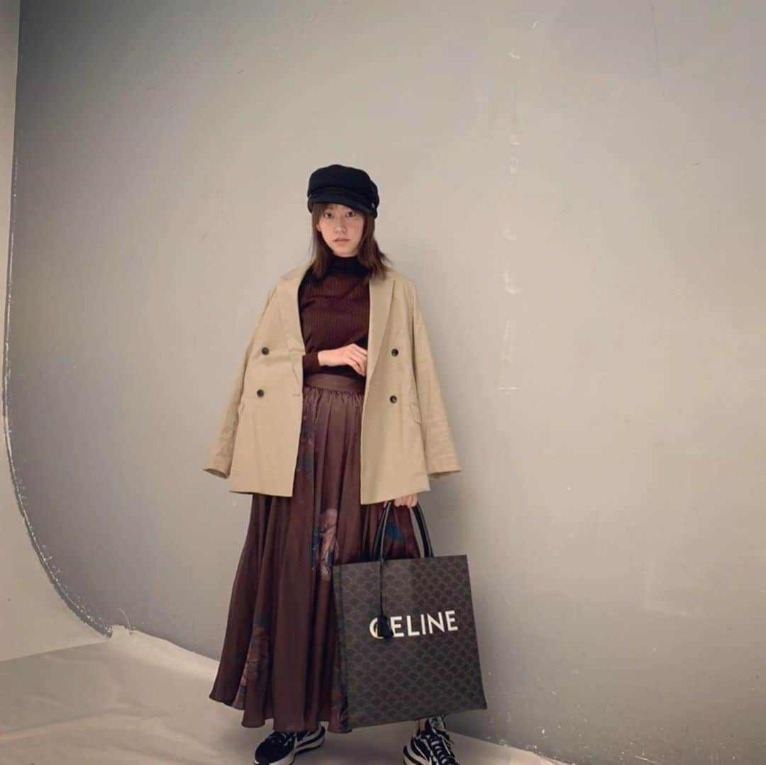 桐谷美玲さんのインスタグラム写真 - (桐谷美玲Instagram)「今日は茶色の日。 jacket&knit #uncrave  skirt #amerivintage  shoes #nikexsacai bag #celine いつもより少しだけレディなスカートだからスニーカーでカジュアルダウンのつもり。秋だね🍁」11月10日 19時18分 - mirei_kiritani_