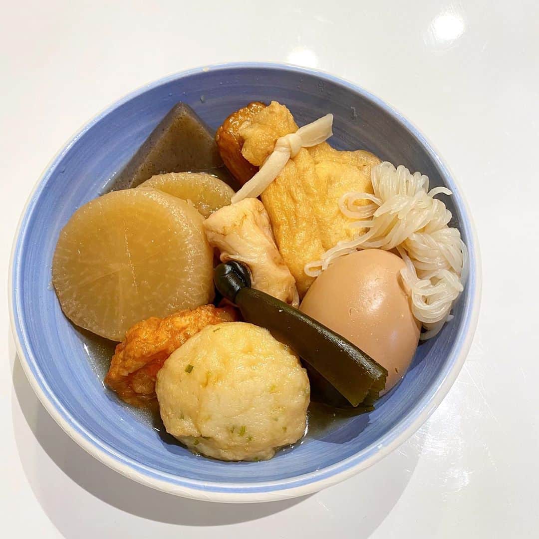 姫野れみのインスタグラム：「#石毛家の食卓 👨🏿‍🍳 １日半煮込んで味がすっごく染み込んだおでんの完成✨ 下茹でして１時間おいた大根が最高🥺 パパに大好評でした☺️ 足先まで全身ぽっかぽかになるので 今日みたいな寒い日にはぴったりですね☃️  #dinner #food #cooking #サッカー選手のごはん #アスリートフードマイスター #料理 #和食 #夕食 #アスリート飯 #夜ご飯 #晩ごはん#夜ごはん #おでん #手作り料理 #手作りごはん #おうちごはん #レシピ」