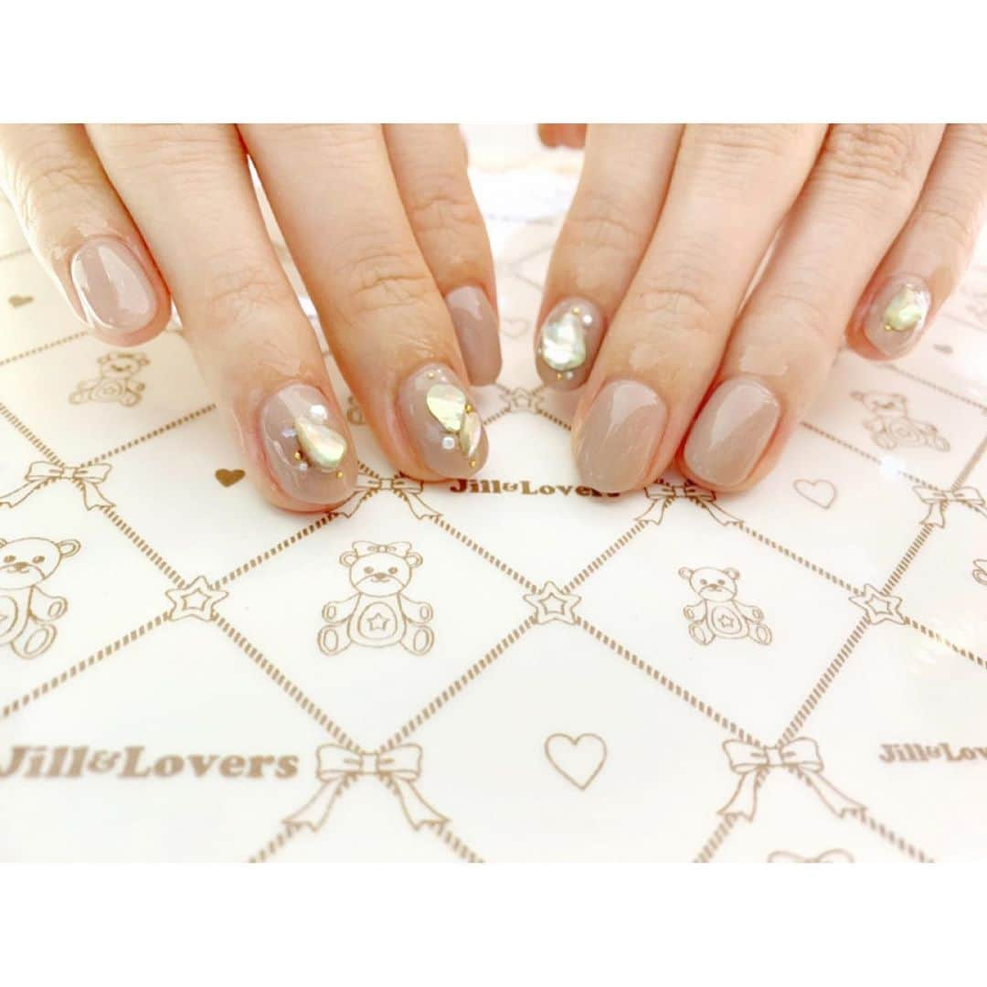 南明奈さんのインスタグラム写真 - (南明奈Instagram)「ネイル新しくしました💅🏻 ブラウンにシェルパーツ🐚  今まではスカルプで長さ出してたけど、最近は短めジェルネイルです☺️  @mamijingu さんありがとうございました✨  #nail #nails #ネイル」11月10日 19時23分 - akinaminami