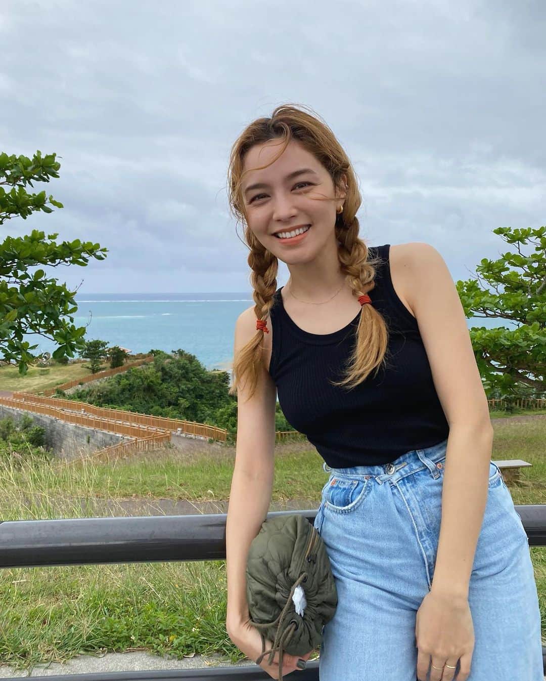 ステファニーのインスタグラム：「🎀🌿 リクエストもらってたので、 お待たせしましたが載せます！ 三つ編みって可愛いよねっ 沖縄の撮影楽しかったなぁ。」