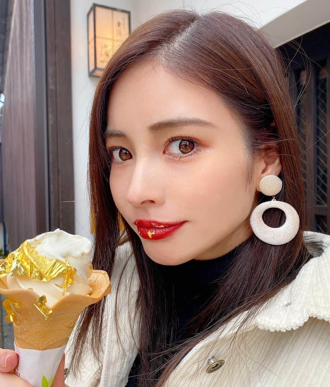 得あゆさんのインスタグラム写真 - (得あゆInstagram)「金箔ソフト🍦 食べるとすごいことになった。 青のり並みにくっつくから食べ終わったら みんなちゃんと鏡見てね？？？？笑 (3枚目) ・ 箔一(はくいち) ひがし茶屋街 891円でしたっ💓 ・ ・ ・ ・ ・ ・ ・ ・ ・ ・ ・ ・ #ひがし茶屋街#国内旅行#金沢#石川#石川県#金沢旅行#金沢グルメ#食べ歩き#グルメ#金箔#金箔ソフト#ソフトクリーム#アイスクリーム#食べ歩き#大人コーデ#大人カジュアル#大人可愛い#オトナ女子#紅葉#紅葉🍁#インスタ映え#カメラ女子#お茶#カフェ#カフェ巡り#家族旅行#kanazawa#autumnleaves#montblanc#japanesefood」11月10日 19時24分 - tokuayu819