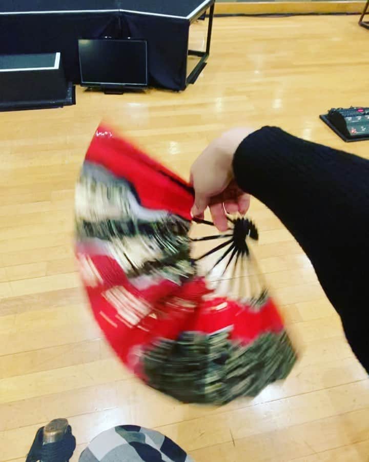 鈴華ゆう子のインスタグラム：「This performance is called "kanamegaeshi"! Do you like it? 舞扇子の要返しや、扇子の閉じ開きを私の目線で撮ってみた。 マイクを持ちながら片手でこんな舞扇子の捌きでパフォーマンスしてますー  #舞扇子 #japanesefan #fan #sensu #要返し #performance #kanamegaeshi #鈴華ゆう子 #yukosuzuhana #和楽器バンド  #生きかけた夢のあとがき をBGMに」