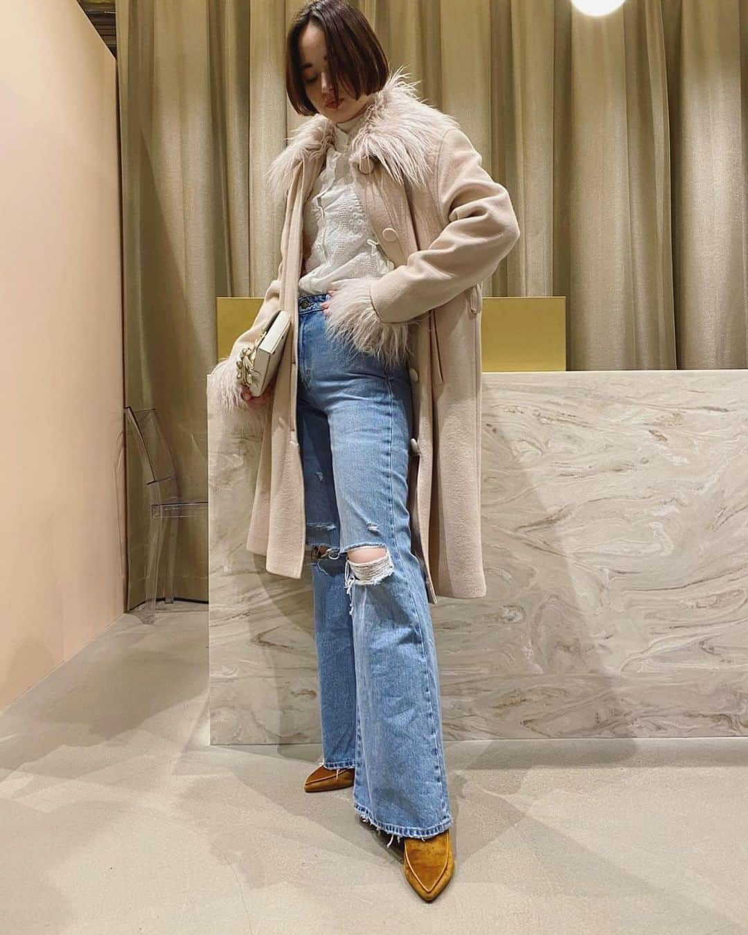 HONEY MI HONEY OFFICIALさんのインスタグラム写真 - (HONEY MI HONEY OFFICIALInstagram)「NEW IN🎀  sheep fur collar coat of.pk.mt  free size  デニムに淡いカラーを合わせた冬のソルベコーデ  ファーは取り外し出来る2wayです  @honeymihoney_official  @honeymihoney_style  #HONEYMIHONEY #表参道 #原宿 #南堀江 #大阪 #时尚 #我的最愛 #ハニーミーハニー #tokyo #osaka #outfit #fashion」11月10日 19時26分 - honeymihoney_official