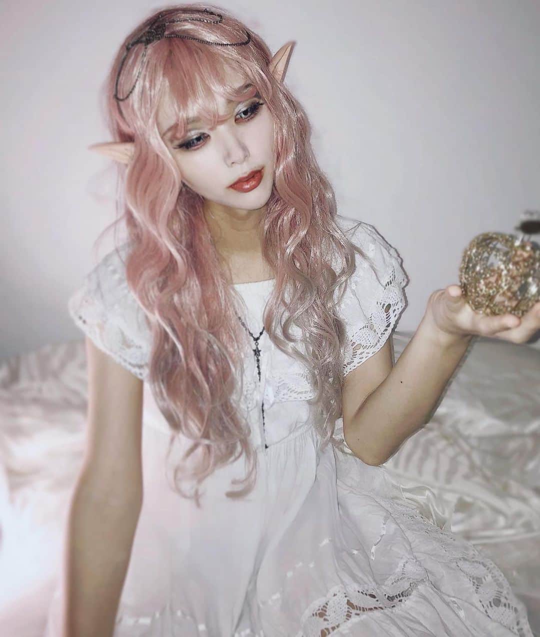 のインスタグラム：「運命の果実を一緒に食べよう🧝‍♀️ . ††††††††††† Let's share the fruit of fate🍎 ††††††††††† #ポートレート  #transgender #transwoman  #transsexual #transgirl #コスプレ　#エルフ  #goth #gothgirl #nugoth #queer #tgirl #lgbtq  #ピンクヘアー #cosplay #altanativegirl #kawaiigirl  #妖精　#elf #elfgirl」