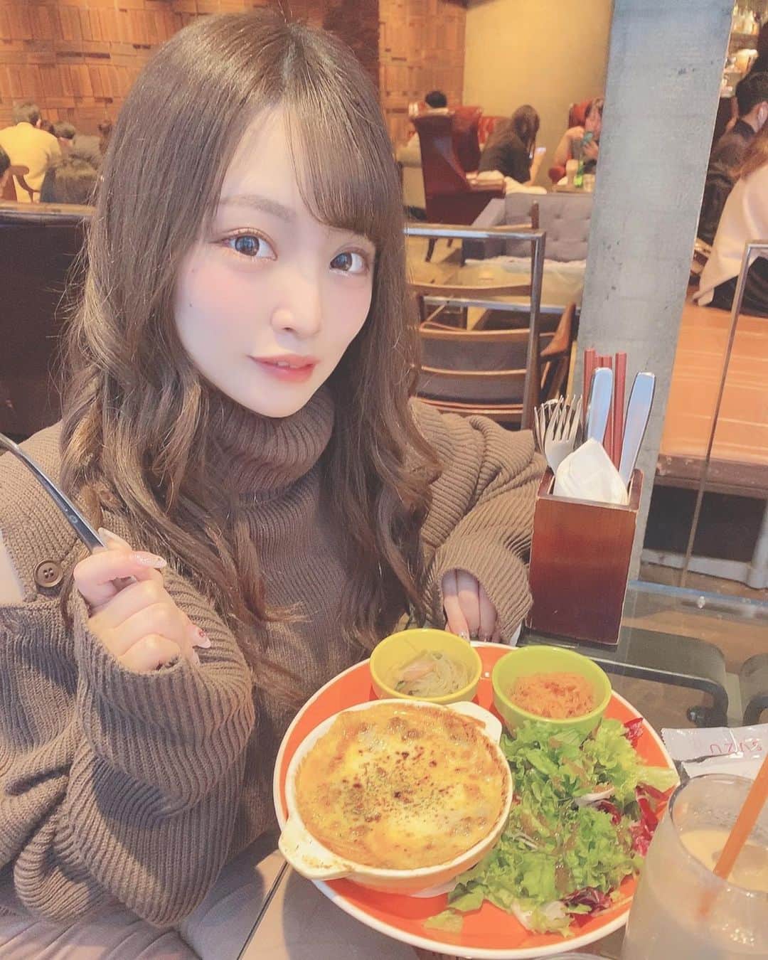 鳥海絢菜のインスタグラム：「・ 美味しいもの食べてる時って幸せ( ˙༥˙ )🍴♥ ・ ・ #cafe #food #lunch #ootd #fashion #shibuya #カフェ #渋谷 #アイドル #ランチ #ご飯 🍚」