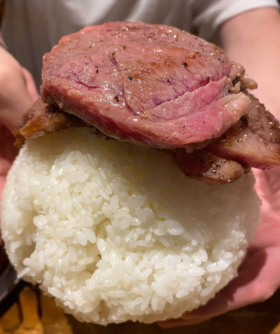 ニッチロー'さんのインスタグラム写真 - (ニッチロー'Instagram)「ヤバイ焼肉店があるとという事で  千葉遠征  【焼肉商事　指定暴肉団】  本当にヤバそう  出て来た肉見たらもっとヤバかった  食べる前でも好みだとすぐに分かるくらい  白米も食べる前から1人では無理だと分かるくらい  いい写真が多かったのでまた上げます  とりあえず堅気の焼肉店で良かった  ご馳走様でした  #焼肉商事 #指定暴肉団 #千葉 #焼肉 #飯田焼肉大使 #プロ焼肉選手 #ニッチロー' #ニックロー #ニッチ飯 #yakiniku」11月10日 19時39分 - nicchiro5.1