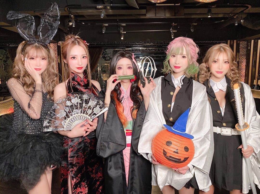 のインスタグラム：「👨‍👩‍👧‍👦 👘🦋🎋💗 .  #halloween  #halloweencostume  #2020 #鬼滅の刃 #竈門禰豆子  #胡蝶しのぶ #甘露寺蜜璃  #禰豆子 #禰豆子コスプレ #鬼滅の刃コスプレ」