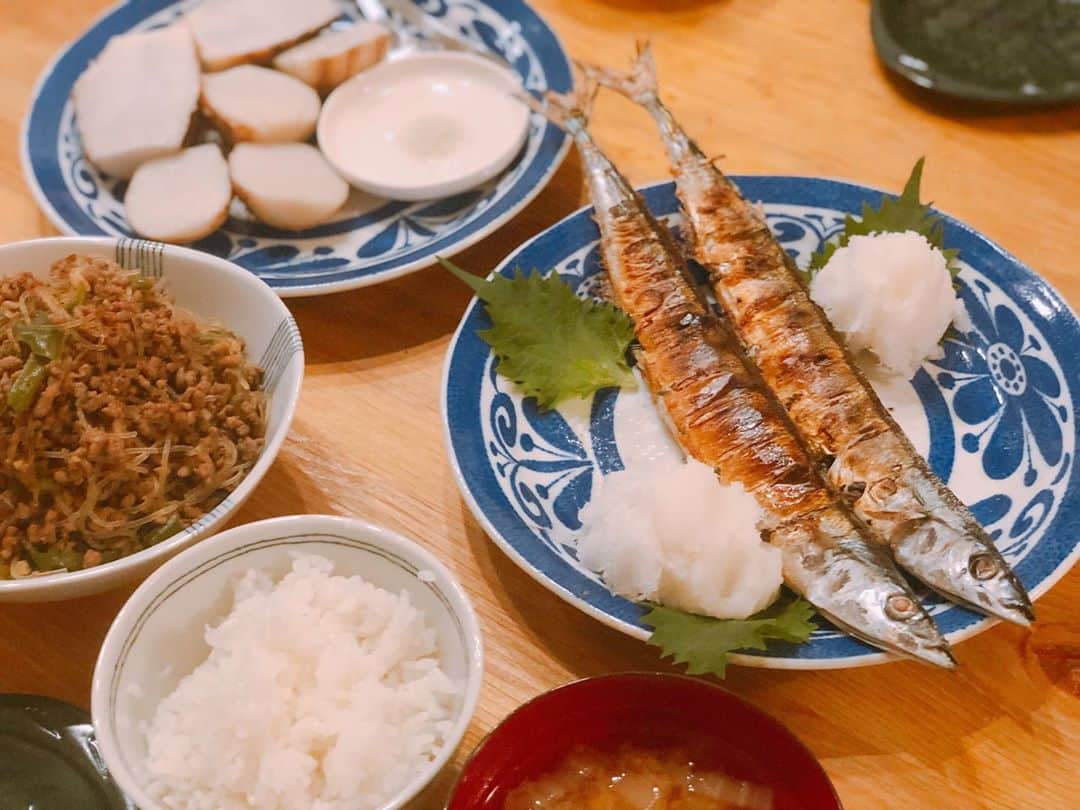 平田薫さんのインスタグラム写真 - (平田薫Instagram)「秋刀魚リベンジ。(頭が逆になってしまった) この間のよりはすこーーーーし乗ってたかなぁ🐟 実家の畑で育った里芋が送られてきたので、皮付きのまま蒸して、美味しい昆布塩で。シンプルイズベストですー美味しいー！！！  #かおる食堂#秋刀魚#さんまの塩焼き#里芋」11月10日 19時39分 - hiratakaoru1215
