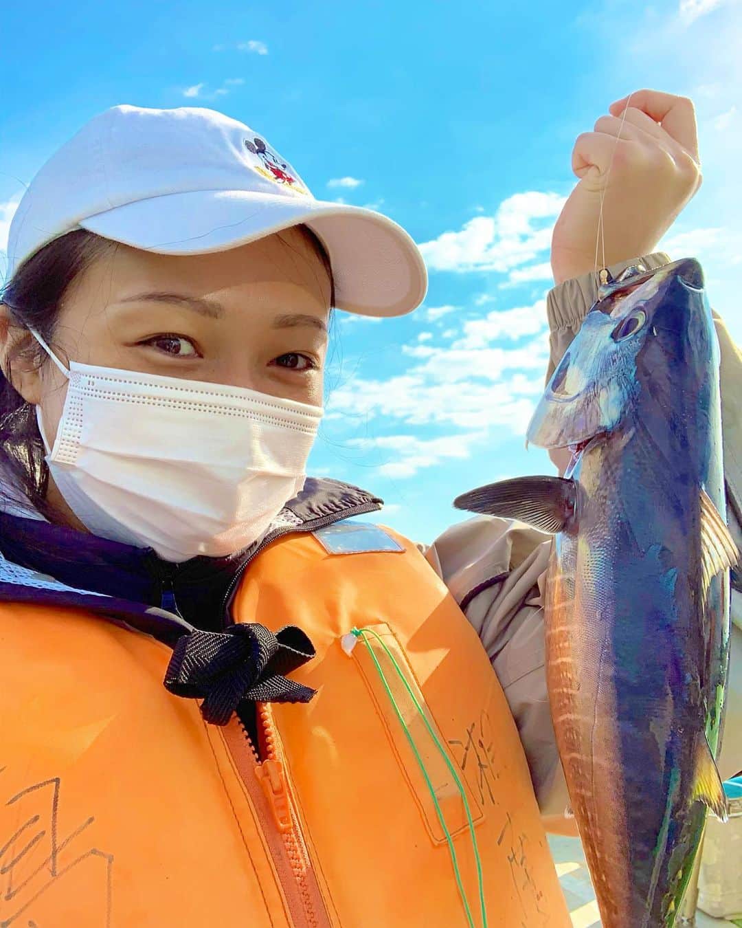 野崎渚のインスタグラム：「初めてマグロ釣ったから﻿ スッピンだけど気にせず記念のポスト。﻿ あー。本当嬉しいな。﻿ もっと大きいの釣りたい欲！🎣﻿ ﻿ #fishing  #tuna﻿ #釣り #マグロ﻿」
