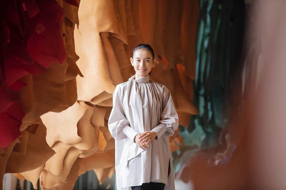 篠原ともえさんのインスタグラム写真 - (篠原ともえInstagram)「天然の革素材達がどんなプロセスで私たちの手元に届くのか、鞣しの現場「栃木レザー」を訪問してきました。 昨年、モロッコ旧市街フェズの革工場にも足を運んだのですが、日本の革素材は食用となった動物の皮を使い、自然に還る植物のミモザで皮を柔らかくしたり、工程の多さと職人さんの素材との向き合い方に私も学びがありました。 一枚もでかい、、！この革素材で、来年に向け時間をかけてアクセサリーなどを製作したいと思っています！革のサイトにて動画などご覧いただけます↓ https://kawa-kyun.jp/story/tomoe-shinohara-01/」11月10日 19時36分 - tomoe_shinohara