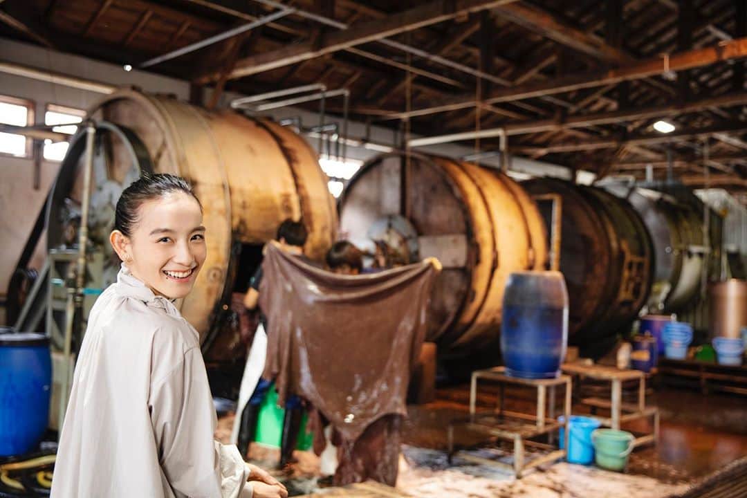 篠原ともえさんのインスタグラム写真 - (篠原ともえInstagram)「天然の革素材達がどんなプロセスで私たちの手元に届くのか、鞣しの現場「栃木レザー」を訪問してきました。 昨年、モロッコ旧市街フェズの革工場にも足を運んだのですが、日本の革素材は食用となった動物の皮を使い、自然に還る植物のミモザで皮を柔らかくしたり、工程の多さと職人さんの素材との向き合い方に私も学びがありました。 一枚もでかい、、！この革素材で、来年に向け時間をかけてアクセサリーなどを製作したいと思っています！革のサイトにて動画などご覧いただけます↓ https://kawa-kyun.jp/story/tomoe-shinohara-01/」11月10日 19時36分 - tomoe_shinohara