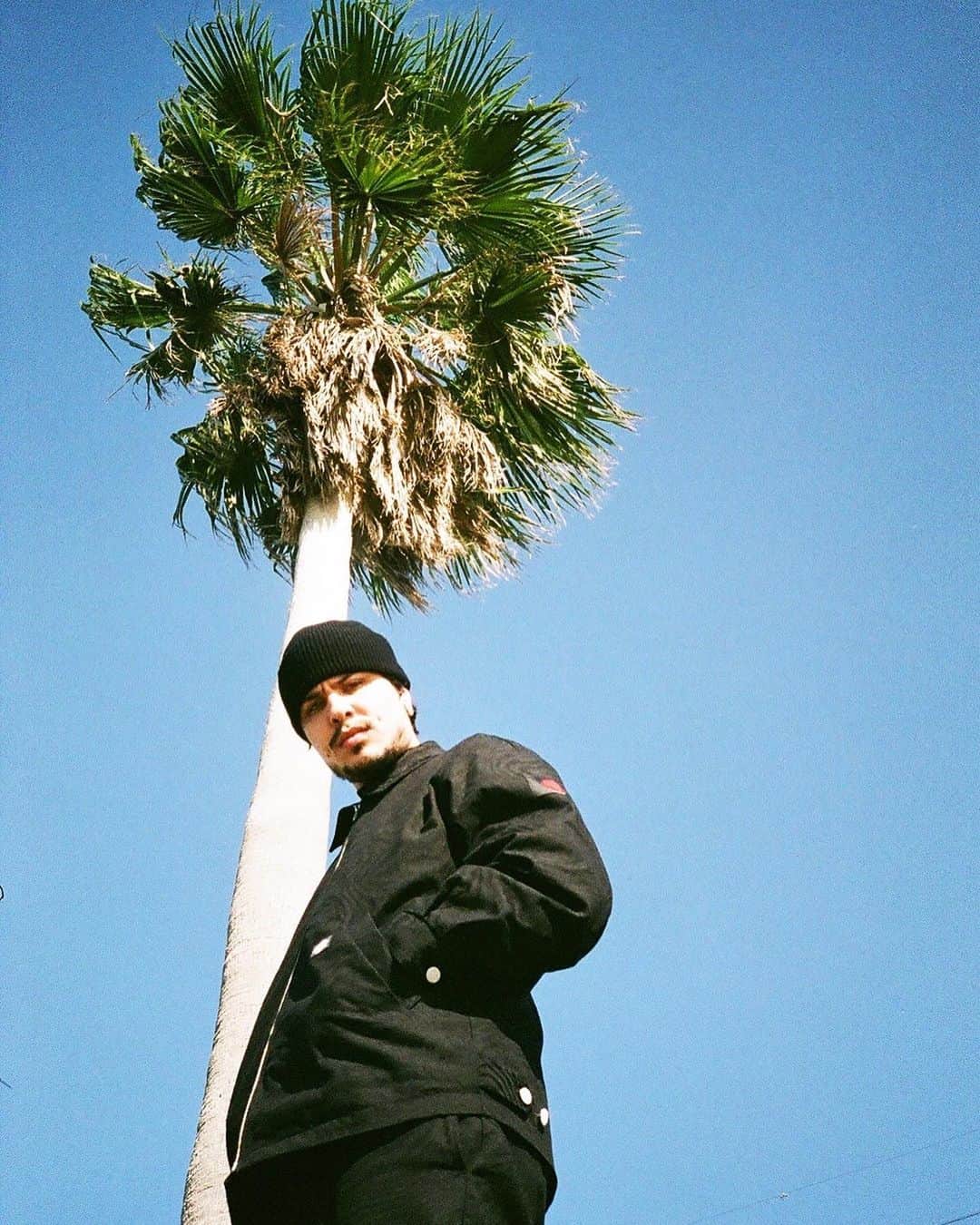 のインスタグラム：「・ DICKIES×HELLRAZOR for BEAMS T 11.13(Fri)release ・ ワークウェアの象徴DICKIESと東京に拠点を置きながら海外まで活動を広げるスケートアパレルブランドHELLRAZORのコラボレーションアイテムをBEAMS T展開店舗およびBEAMS 公式オンラインショップ、HELLRAZORオンラインショップにて 11月13日(金)より発売致します。 ・ 「LEGACY」のテーマのもと、樹木の年輪をイメージしたオリジナルの生地をベースに3ピースのセットアップを製作。 今回のリミテッドアイテムに合わせHELLRAZORからトータルコーディネートを完成させるフーディーとヘンリーネックのサーマルのエクスクルーシブアイテムも発売致します。 ・  @dickies_jp  @hellrazornewworldorder  @beams_t #beamst #hellrazor #dickies」