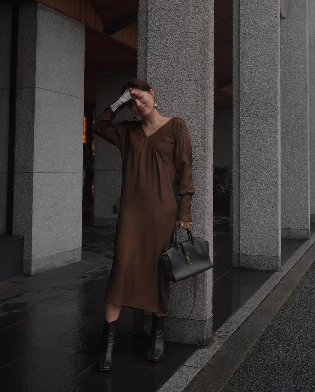 JUNNAさんのインスタグラム写真 - (JUNNAInstagram)「久しぶりにオケージョンにもOKなワンピース  #ロングカフスワンピース  オケージョンワンピースってなんだか照れるから...🦭  袖にピリッとしたディテールをいれました。  ツヤを抑えたマットな表情の生地感とコクーンシルエット、ロングカフス。  うん。  これならオケージョンに着たいと思える...🦥  カジュアルに着るのも勿論OK  #etretokyo #2020ETRE_AW  【新作発売スケジュール】 📍ルミネ新宿店　毎週木曜日 📌ETRÉ TOKYO  毎週木曜日19:00 📌ZOZOTOWN  毎週金曜12:00 📌ELLESHOP  毎週土曜19:30  #お呼ばれコーデ #お呼ばれコーデ #お呼ばれ #お呼ばれドレス #オケージョン #ワンピース #大人コーデ#YouTube #秋#秋服#アウター #コート #冬 #冬コーデ #アウター#156cm#モノトーン#ツヤ肌 #艶 #ツヤ」11月10日 19時37分 - junna