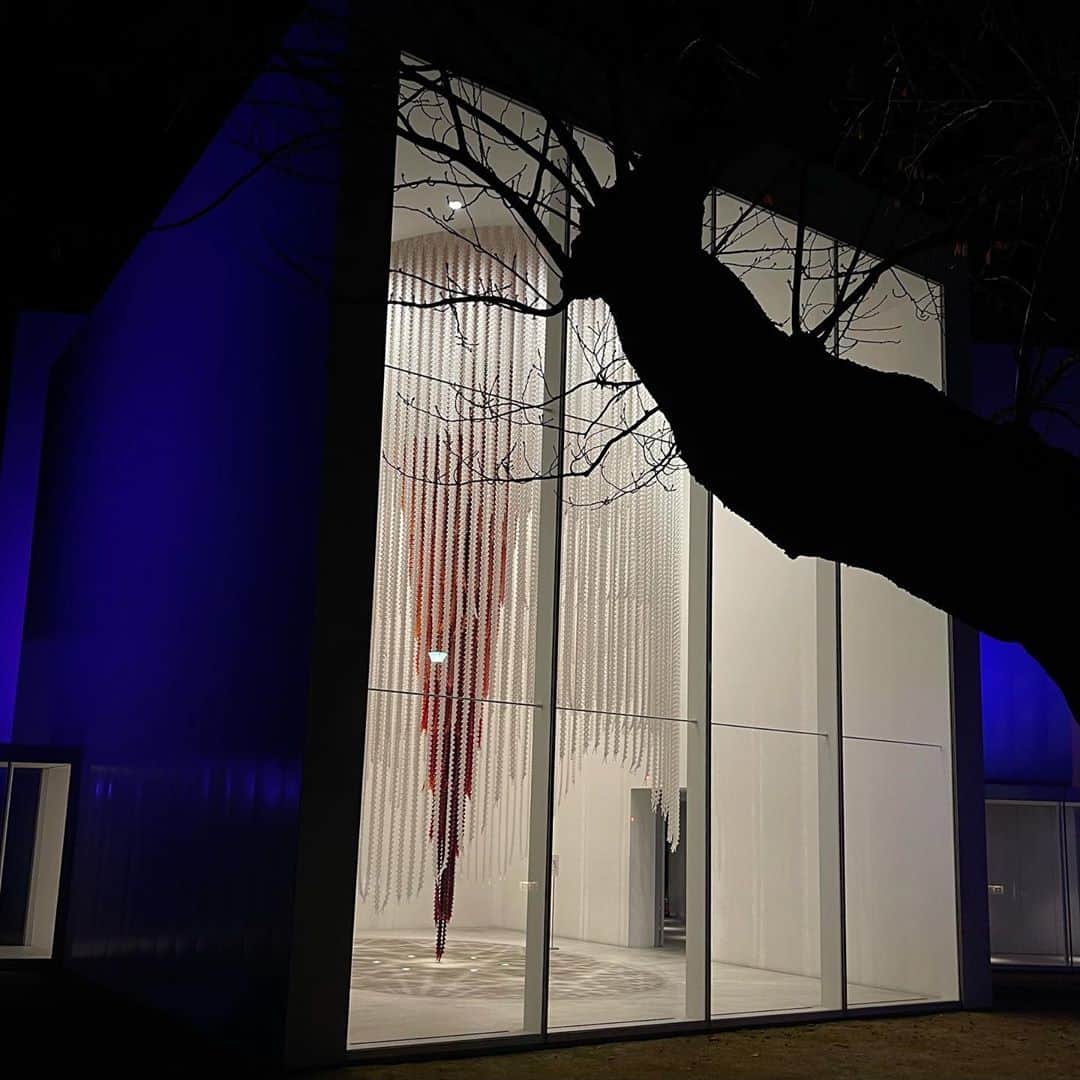 林信行さんのインスタグラム写真 - (林信行Instagram)「NIGHT MUSEUM with LEICA at #TowadaArtCenter one of the #denebstories #十和田市現代美術館 初の ナイトミュージアム  美術館スタッフたちもあまり見たことのなかった収蔵作品たちの夜の顔。 Aki Inomataのヤドカリの世話をしていた方ともお話しできました 😉  Planning: @denebstories_jp Sponsor: @leica_camera_japan   #ShotOniPhone12Pro & #shotoniPhone12ProMax  Location (5)/Hans Op de BEECK  Bridge of Light/ #AnaLauraALÁEZ  on clouds (Air-Port-City)/#TomasSARACENO  Sumpf Land/ #KURIBAYASHITakashi  Standing Woman/ #RonMUECK  Cause and Effect/ #DoHoSUH x 2  Zobop/ #JimLAMBIE  Ghost & Unknown Mass/ #ingesidee  YOROSHIKU GIRL 2012/ #NARAYoshitomo」11月10日 19時38分 - nobihaya