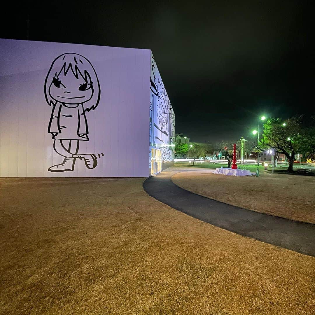 林信行さんのインスタグラム写真 - (林信行Instagram)「NIGHT MUSEUM with LEICA at #TowadaArtCenter one of the #denebstories #十和田市現代美術館 初の ナイトミュージアム  美術館スタッフたちもあまり見たことのなかった収蔵作品たちの夜の顔。 Aki Inomataのヤドカリの世話をしていた方ともお話しできました 😉  Planning: @denebstories_jp Sponsor: @leica_camera_japan   #ShotOniPhone12Pro & #shotoniPhone12ProMax  Location (5)/Hans Op de BEECK  Bridge of Light/ #AnaLauraALÁEZ  on clouds (Air-Port-City)/#TomasSARACENO  Sumpf Land/ #KURIBAYASHITakashi  Standing Woman/ #RonMUECK  Cause and Effect/ #DoHoSUH x 2  Zobop/ #JimLAMBIE  Ghost & Unknown Mass/ #ingesidee  YOROSHIKU GIRL 2012/ #NARAYoshitomo」11月10日 19時38分 - nobihaya
