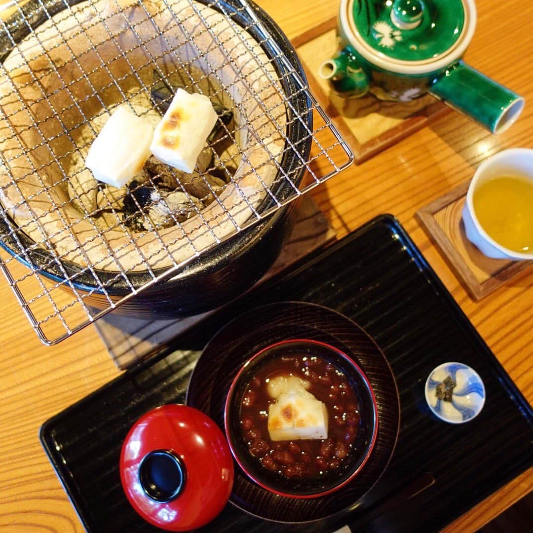 的場絢香さんのインスタグラム写真 - (的場絢香Instagram)「*﻿ ﻿ にし茶屋街にある落雁諸江屋さん。﻿ 店舗の奥にある菓寮 味和以へ🍵𓂃﻿ ﻿ 冬のメニュー、能登大納言ぜんざい♡﻿ 七輪でおもちを焼いていただきます。﻿ ﻿ おもちがパリッと。﻿ 能登大納言は大粒でふっくら。﻿ 美味しかった〜💕﻿ ﻿ YouTubeにもアップしてあるので﻿ チェックしてください♩﻿ ﻿ _ _ _ #金沢 #にし茶屋街 #諸江屋 #マトバの食紀行」11月10日 19時48分 - ayaka_matoba