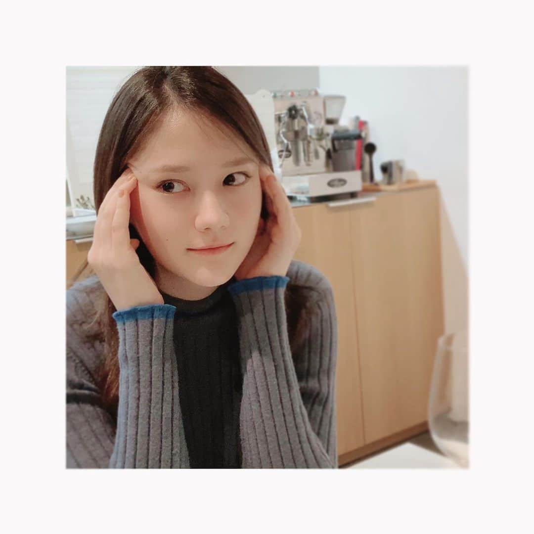 トリンドル玲奈さんのインスタグラム写真 - (トリンドル玲奈Instagram)「ルナ🧡をふと見たら、  こめかみのマッサージしてた☺️笑」11月10日 19時42分 - toritori0123