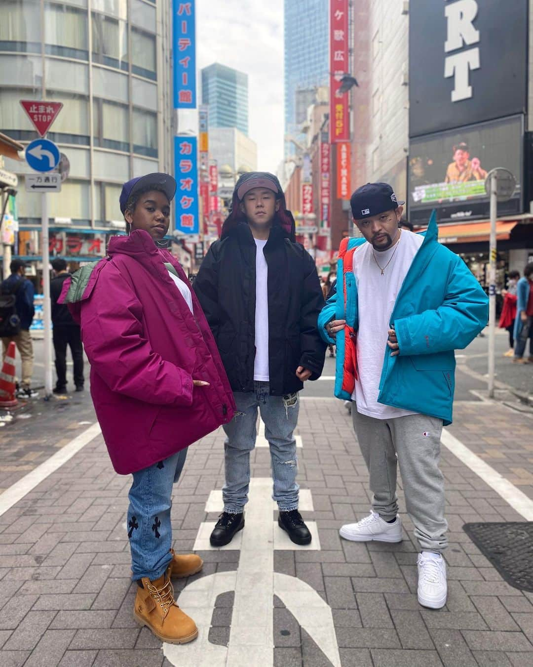 GROW AROUNDさんのインスタグラム写真 - (GROW AROUNDInstagram)「NEW YORKのヘッズ達のステータスアイテムとしても名高いMARMOT MAMMOTH PARKA a.k.a. BIGGIEが11/14の12時に発売予定!!  2013年にはNEW YORKのヘッズ達の間でこのジャケットをめぐって発砲事件が起きたりしていました。 SUNDANCE FILM FESTIVALで公開されたドキュメンタリー”FRESH DRESSED”内でも当時、BRONXでこのジャケットは着てはいけないというインタビューシーンがあったりした曰く付きジャケットです。  近年、復刻してからはNEW YORKの高感度セレクトショップなどでも取り扱われていて、昨年はTHANKSGIVING DAYにBIGGIE DAYと称してイベントが行われたり、タイムズスクエアのイベントがCOMPLEXで特集が組まれるほどの加熱ぶりでした。  今回入荷はUS流通ラインの4色展開でSサイズからLサイズまでとなっております。  700 FILLの豊富なDOWN量を誇り、SHELL部分は防水性、防風性、透湿性に優れたGORE-TEX Products 2Lを使用しています。  詳細は弊社ブログにて掲載しております、是非ご覧ください。 ※販売店は渋谷店、お台場店、オンラインストアとなっております。 #Marmot #MarmotMammoth」11月10日 19時43分 - growaround