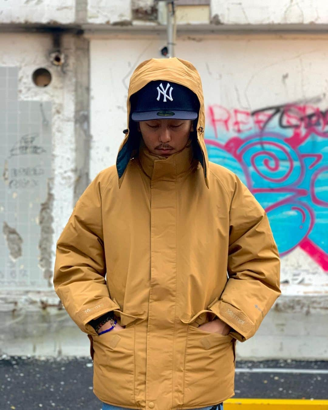 GROW AROUNDさんのインスタグラム写真 - (GROW AROUNDInstagram)「NEW YORKのヘッズ達のステータスアイテムとしても名高いMARMOT MAMMOTH PARKA a.k.a. BIGGIEが11/14の12時に発売予定!!  2013年にはNEW YORKのヘッズ達の間でこのジャケットをめぐって発砲事件が起きたりしていました。 SUNDANCE FILM FESTIVALで公開されたドキュメンタリー”FRESH DRESSED”内でも当時、BRONXでこのジャケットは着てはいけないというインタビューシーンがあったりした曰く付きジャケットです。  近年、復刻してからはNEW YORKの高感度セレクトショップなどでも取り扱われていて、昨年はTHANKSGIVING DAYにBIGGIE DAYと称してイベントが行われたり、タイムズスクエアのイベントがCOMPLEXで特集が組まれるほどの加熱ぶりでした。  今回入荷はUS流通ラインの4色展開でSサイズからLサイズまでとなっております。  700 FILLの豊富なDOWN量を誇り、SHELL部分は防水性、防風性、透湿性に優れたGORE-TEX Products 2Lを使用しています。  詳細は弊社ブログにて掲載しております、是非ご覧ください。 ※販売店は渋谷店、お台場店、オンラインストアとなっております。 #Marmot #MarmotMammoth」11月10日 19時43分 - growaround