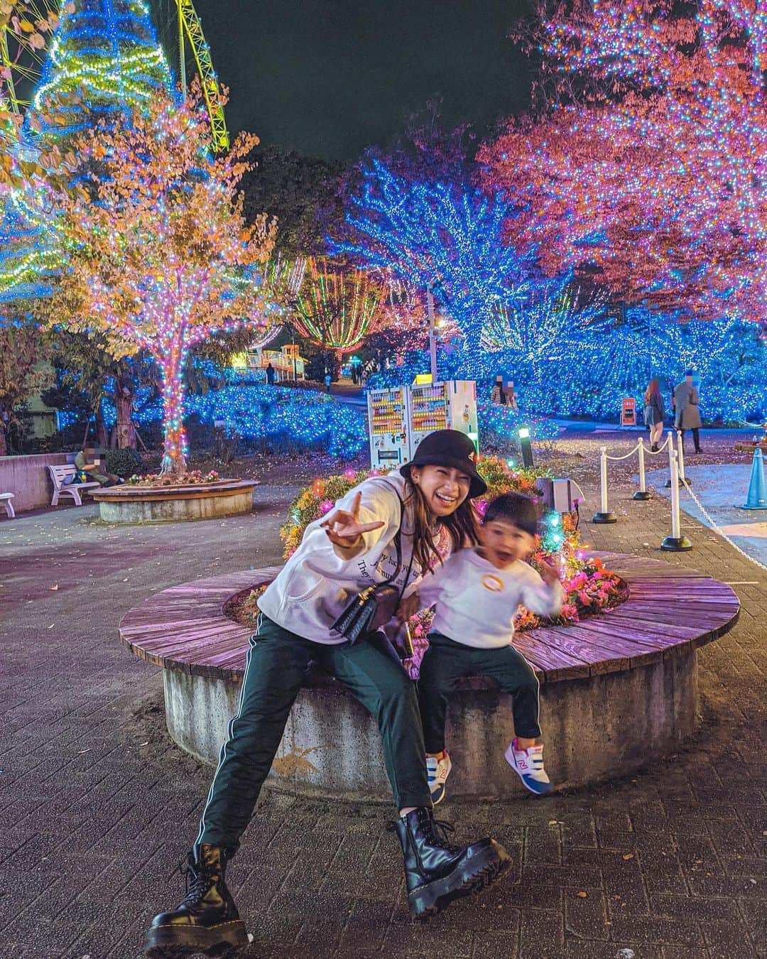 新井ニーニャさんのインスタグラム写真 - (新井ニーニャInstagram)「🤍﻿ ﻿ ﻿ ﻿ イルミネーションもう1枚🥴💙﻿ るきれいは乗り物乗りまくってる間に﻿ パパママかおたんで﻿ 撮影ごっこ✌🏽👱🏼‍♀️🧒🏻💞﻿ ﻿ 久しぶりに #おそろコーデ 👩‍❤️‍👨﻿ モスグリーンのパンツは﻿ Leeのジャージなんだけど👖﻿ Leeってサイズが豊富だから﻿ 私キッズの160cmサイズ履いてる✨﻿ (身長は159cmです)  ﻿ キッズ✖️キッズで﻿ #親子リンクコーデ 出来るよ😚﻿ ﻿ ﻿ ﻿ かおりん、動き回りすぎて﻿ ぶれ方がすごい🤣﻿ 2枚目、かおりんがいい顔だと思いきや﻿ 私が半目🤣#ママあるある﻿ (すわいぷしてね)﻿ ﻿ ﻿ ﻿ Photo by Google pixel﻿ 👉🏽夜景モードのノーマルカメラ﻿ ﻿ 色味調整何もなし。﻿ ﻿ ﻿ ﻿ #Googleのスマホ #pixelで撮影﻿ #お仕事 #働くママ #体験記メディアBLANCA #インフルエンサー #インスタグラマー #インフルエンサーマーケティング #取材 #メディア取材 #メディア #女性メディア #家族 #仲良しファミリー #エッセイ #女性エッセイ #イルミネーション #よみうりランド #デート #デートスポット #読売ランド #イルミネーションスポット #イルミネーションデート #親子コーデ #親子ペアルック #親子で楽しむ #親子お揃い」11月10日 19時46分 - 22nina77