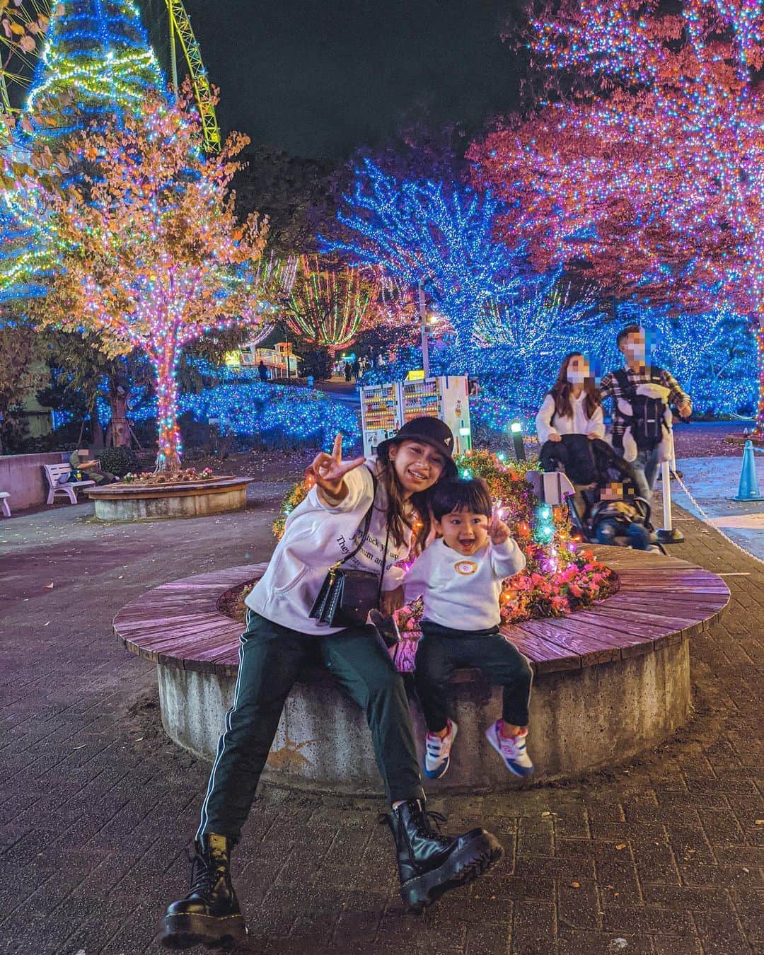 新井ニーニャさんのインスタグラム写真 - (新井ニーニャInstagram)「🤍﻿ ﻿ ﻿ ﻿ イルミネーションもう1枚🥴💙﻿ るきれいは乗り物乗りまくってる間に﻿ パパママかおたんで﻿ 撮影ごっこ✌🏽👱🏼‍♀️🧒🏻💞﻿ ﻿ 久しぶりに #おそろコーデ 👩‍❤️‍👨﻿ モスグリーンのパンツは﻿ Leeのジャージなんだけど👖﻿ Leeってサイズが豊富だから﻿ 私キッズの160cmサイズ履いてる✨﻿ (身長は159cmです)  ﻿ キッズ✖️キッズで﻿ #親子リンクコーデ 出来るよ😚﻿ ﻿ ﻿ ﻿ かおりん、動き回りすぎて﻿ ぶれ方がすごい🤣﻿ 2枚目、かおりんがいい顔だと思いきや﻿ 私が半目🤣#ママあるある﻿ (すわいぷしてね)﻿ ﻿ ﻿ ﻿ Photo by Google pixel﻿ 👉🏽夜景モードのノーマルカメラ﻿ ﻿ 色味調整何もなし。﻿ ﻿ ﻿ ﻿ #Googleのスマホ #pixelで撮影﻿ #お仕事 #働くママ #体験記メディアBLANCA #インフルエンサー #インスタグラマー #インフルエンサーマーケティング #取材 #メディア取材 #メディア #女性メディア #家族 #仲良しファミリー #エッセイ #女性エッセイ #イルミネーション #よみうりランド #デート #デートスポット #読売ランド #イルミネーションスポット #イルミネーションデート #親子コーデ #親子ペアルック #親子で楽しむ #親子お揃い」11月10日 19時46分 - 22nina77