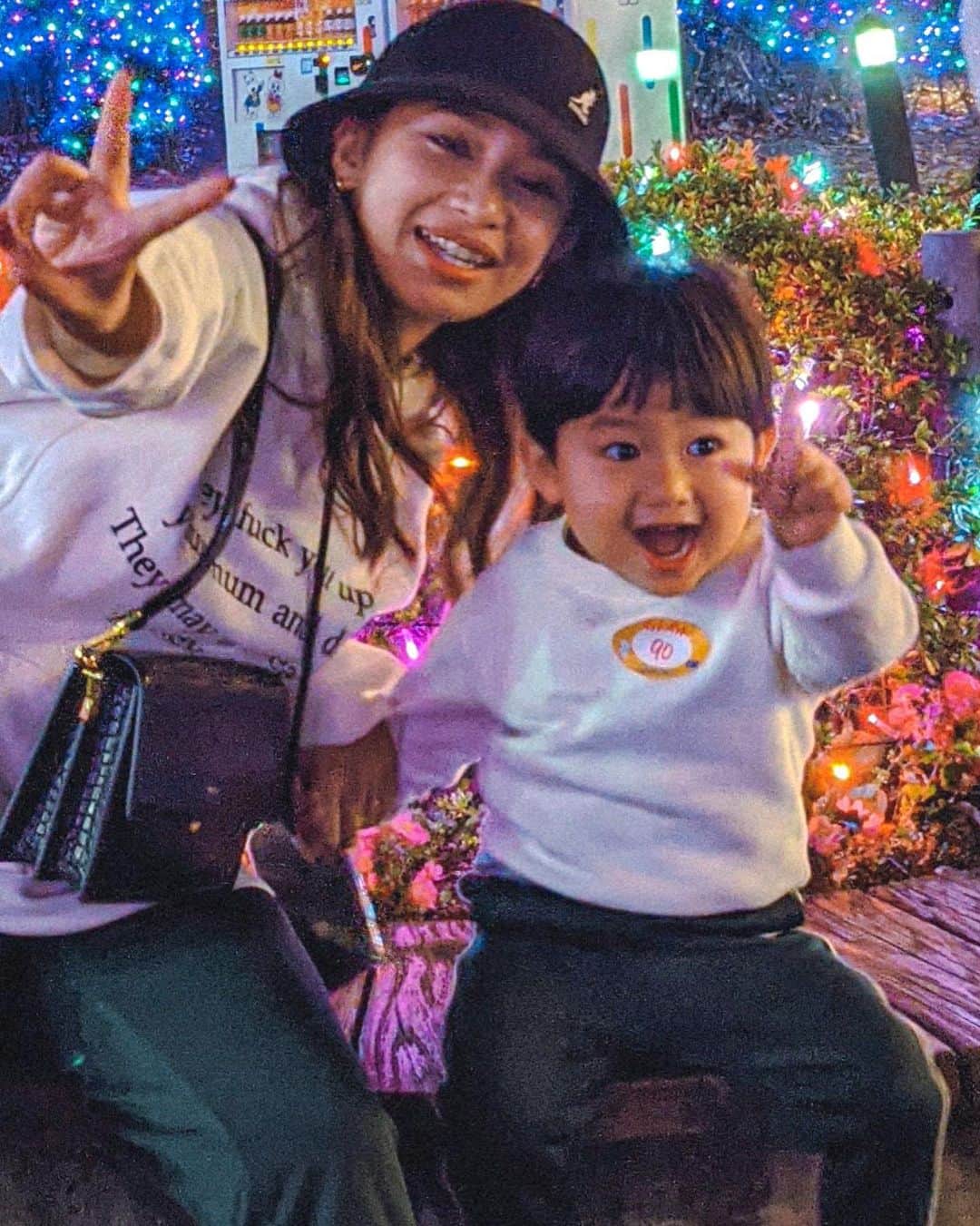 新井ニーニャさんのインスタグラム写真 - (新井ニーニャInstagram)「🤍﻿ ﻿ ﻿ ﻿ イルミネーションもう1枚🥴💙﻿ るきれいは乗り物乗りまくってる間に﻿ パパママかおたんで﻿ 撮影ごっこ✌🏽👱🏼‍♀️🧒🏻💞﻿ ﻿ 久しぶりに #おそろコーデ 👩‍❤️‍👨﻿ モスグリーンのパンツは﻿ Leeのジャージなんだけど👖﻿ Leeってサイズが豊富だから﻿ 私キッズの160cmサイズ履いてる✨﻿ (身長は159cmです)  ﻿ キッズ✖️キッズで﻿ #親子リンクコーデ 出来るよ😚﻿ ﻿ ﻿ ﻿ かおりん、動き回りすぎて﻿ ぶれ方がすごい🤣﻿ 2枚目、かおりんがいい顔だと思いきや﻿ 私が半目🤣#ママあるある﻿ (すわいぷしてね)﻿ ﻿ ﻿ ﻿ Photo by Google pixel﻿ 👉🏽夜景モードのノーマルカメラ﻿ ﻿ 色味調整何もなし。﻿ ﻿ ﻿ ﻿ #Googleのスマホ #pixelで撮影﻿ #お仕事 #働くママ #体験記メディアBLANCA #インフルエンサー #インスタグラマー #インフルエンサーマーケティング #取材 #メディア取材 #メディア #女性メディア #家族 #仲良しファミリー #エッセイ #女性エッセイ #イルミネーション #よみうりランド #デート #デートスポット #読売ランド #イルミネーションスポット #イルミネーションデート #親子コーデ #親子ペアルック #親子で楽しむ #親子お揃い」11月10日 19時46分 - 22nina77