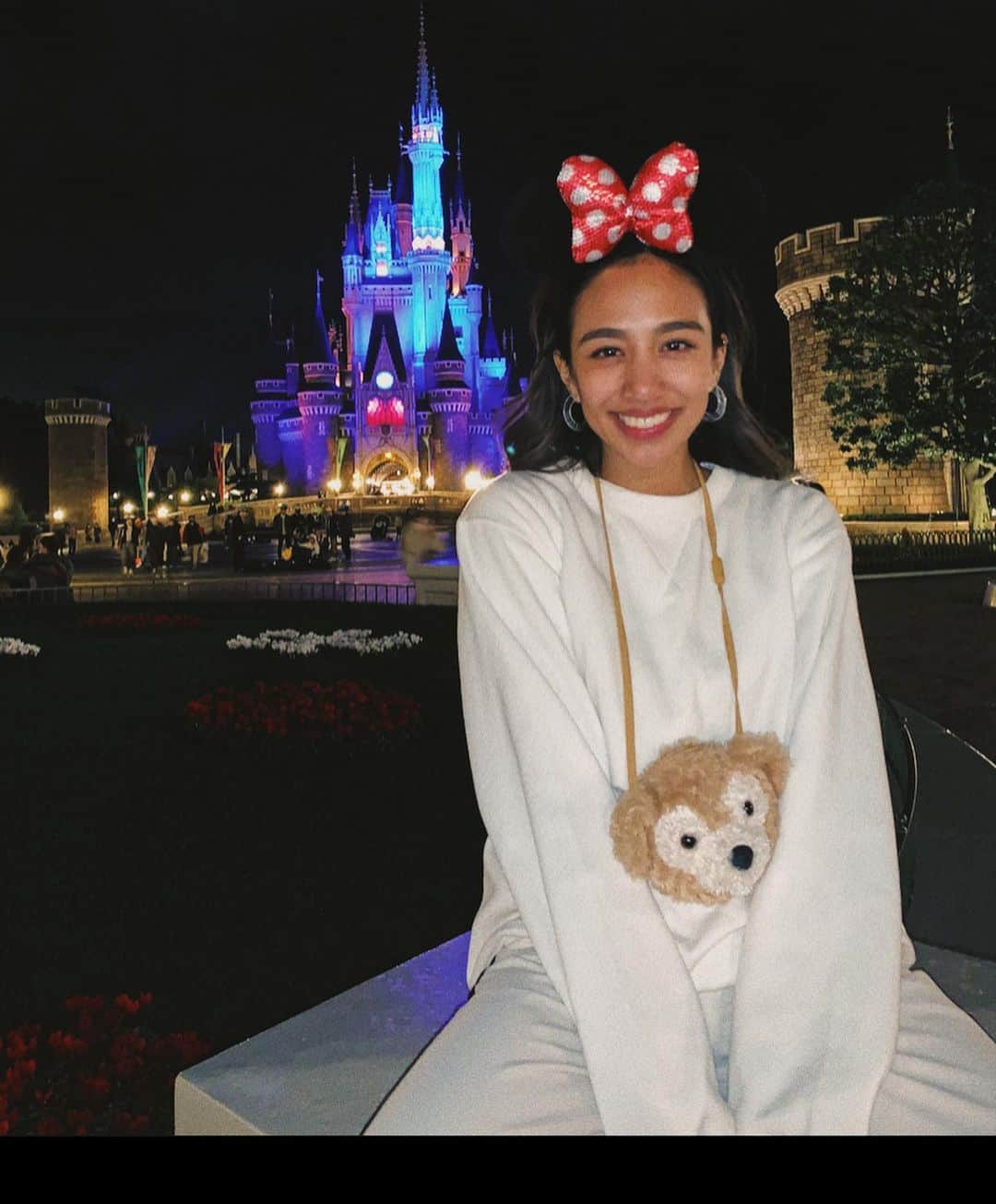 Megha Shrestha のインスタグラム：「If you can dream it, you can do it. Always remember that this whole thing was started by a mouse.✨  夢を見ることができれば、 それを叶えることができます。全ては1匹のネズミから始まったということを常に忘れないでください。  ディズニーの名言🏰❤️  #disney #minnemouse #tokyodisneyland #ディズニーランド #ホワイトコーデ#allwhite #cordinate #ディズニーコーデ」