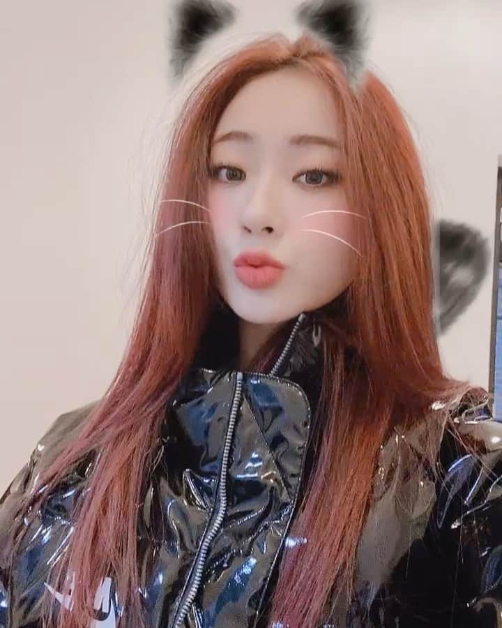 ギョンリ のインスタグラム：「경리간길🏃🏽‍♀️오늘 겨울룩북 찍었지롱😎 #사실이렇게입으면얼어죽음;;;;;」