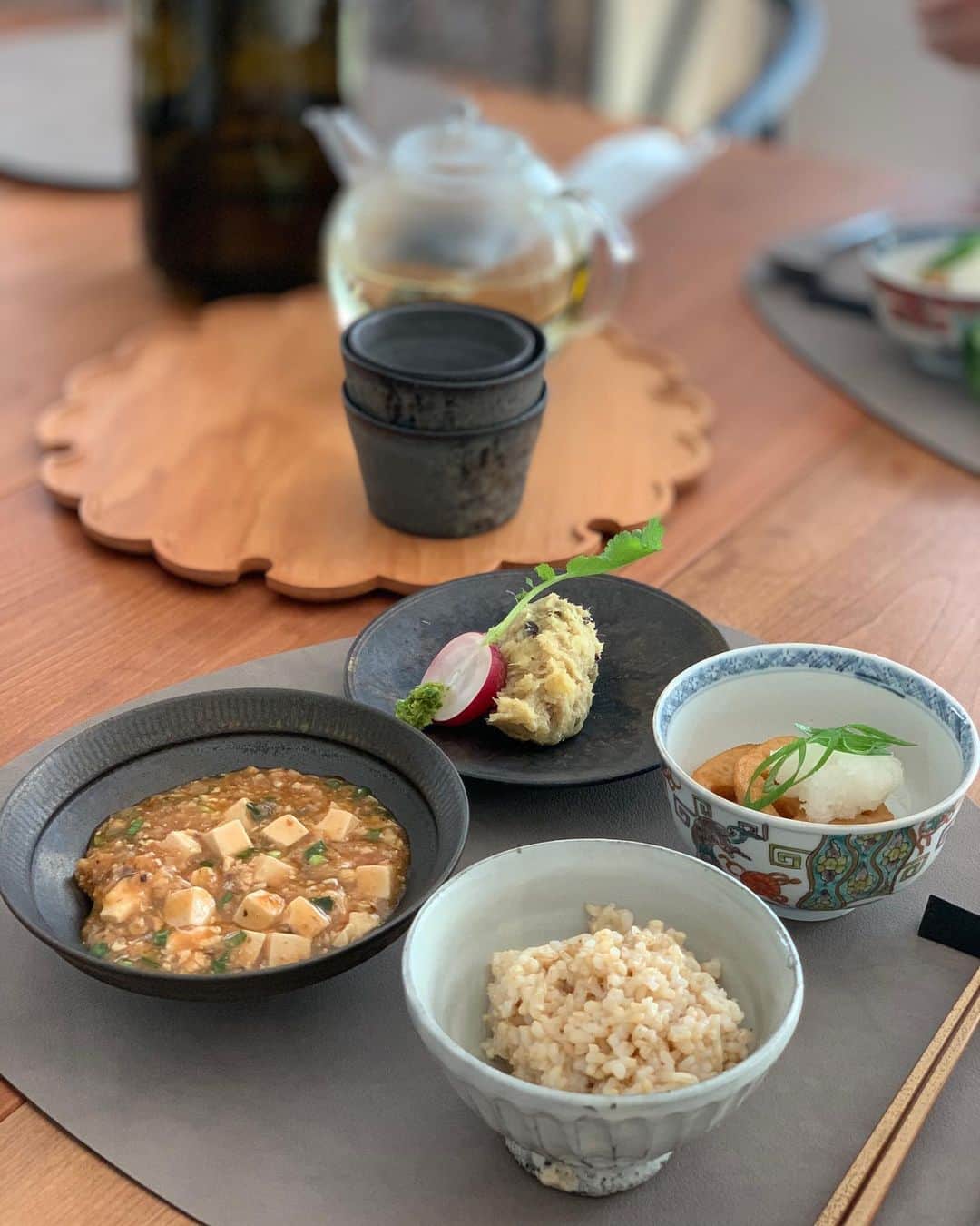 のインスタグラム：「今日の#料理教室トロン @tronc_saekomatsumi のYoga&Veganランチのレッスン🧘🏻‍♀️のメニュー🥢は、 ・ ■Vegan麻婆豆腐 ■加賀れんこんのおろし南蛮 ■カレー&タマリンド風味のさつまいもサラダ ■発芽玄米 ・ そしてデザートは、近日お誕生日だった常連さんがいらしたので ■チーズケーキ風Veganタルト に🎂 ・ #ヴィーガン麻婆豆腐 は、以前のポストでレシピをご紹介させて頂いている#ベジ麻婆豆腐 のオイスターソースを醤油麹に変えただけ😉 ・ よりさっぱりシンプルな味わいになりましたが、これでも十分美味しかったです👍✨ ・ 旬のさつまいも🍠サラダの味付けは、#タマリンドペースト と#カレー粉 ・塩・米油で甘酸っぱく、ほんのりスパイシーに。 小さな干しぶどう、#カレンツ も加えました🤏 ・ もっちり甘い#加賀れんこん の南蛮漬けは、大好きな食べ方😋 ・ お取り寄せしている、能登の有機野菜の#高農園 さんの野菜セットに最近毎度入っているので嬉しいです♥️ ・ #ヴィーガンチーズケーキ はもちろん、タルト、アパレイユ共に乳製品不使用で🌱 ・ タルトの材料は、薄力粉・塩・メープルシロップ・水・菜種油。 ・ アパレイユは、クリームチーズ代わりに、水切りした絹豆腐と、深みを出してくれる#酒粕 ❗️ それに、メープルシロップ・レモン汁・葛粉・塩で。下に少しレーズンも散らして。 ・ 今日も、頭に溜まったモヤモヤや悩みがフウッとどこかに消えて幸せな光✨が差し込むような、宮原先生 @yoganohito_akiko の素敵な#ヨガレッスン でした❗️ ・ ありがとうございました🙏♥️ ・ ・ #料理教室tronc #ヨガ #yogalesson #yogalessons #ヴィーガン #ヴィーガン料理 #ヴィーガンスイーツ #ヴィーガンランチ #vegan #veganfood #veganlunch #japaneseveganfood #japanesevegan #粮理家 #ウェルネスフードスタイリスト #松見早枝子 #wellnessfoodstylist #saekomatsumi」