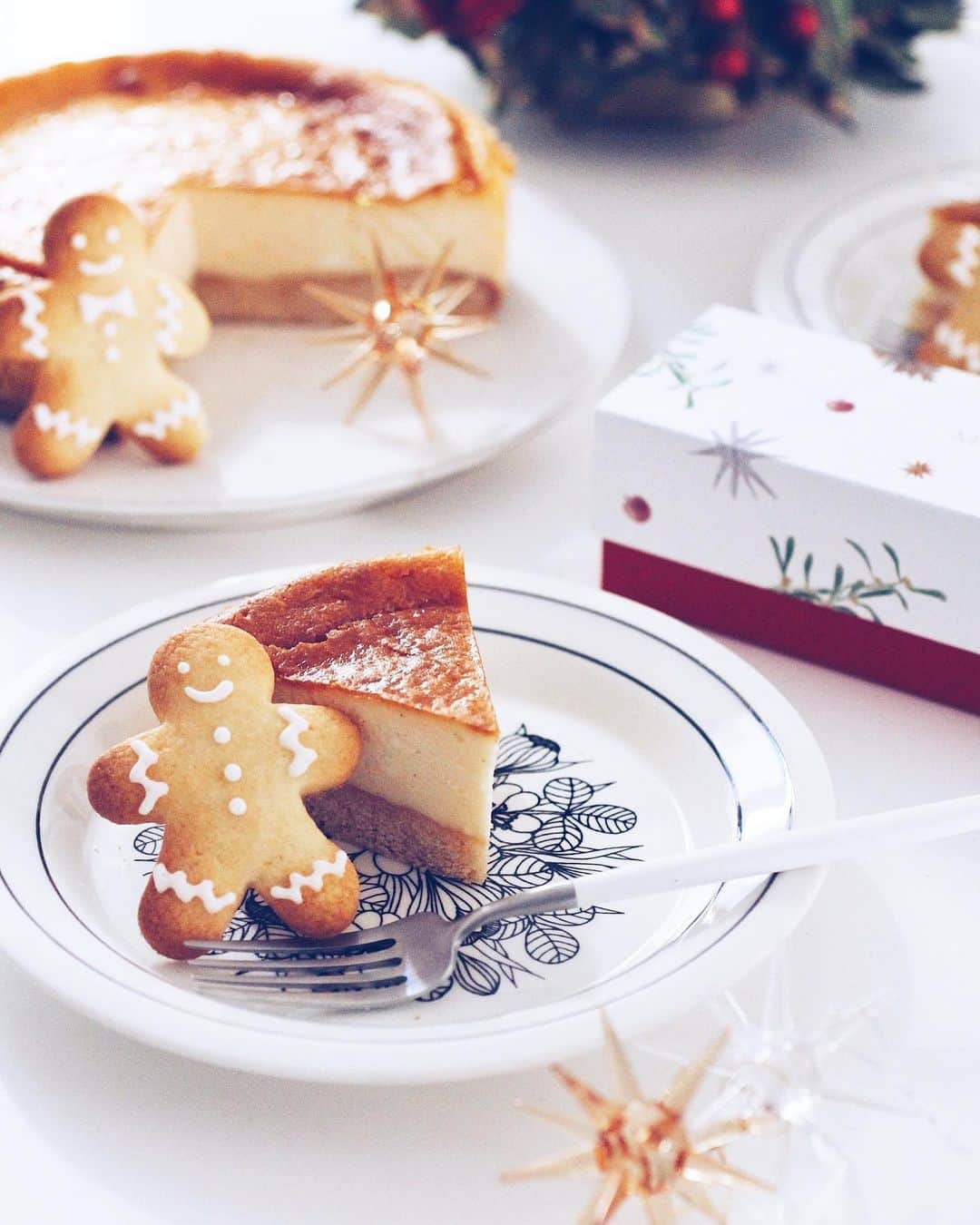 りえのインスタグラム：「* * ☑︎ New York cheesecake ☑︎ Gingerbread man ☑︎ Christmas Star * * 諸事情でボトムが厚めのチーズケーキ。 薄くもなく厚すぎもなく、がやっぱりベストだと思いました ¨̮﻿  * * 一緒に写ってるのは「ベツレヘムの星」。 ツリーの飾りにしたり、テーブルコーデに使ったりと、この時期大活躍するアイテム。 ツリーの飾りにしたらイルミネーションを反射して、いつもよりキラキラしたツリーになりそう。 今年はうちは怪獣がいるから、大きなツリーが出せないのがとても残念。 来年のお楽しみにします。 * ちなみに今だけオリジナルの収納ボックスに入ってるそうです。 またこのオリジナルボックスが可愛いから、ギフトにもおすすめ。 ベツレヘムの星自体もアクリル製だから、汚れても水洗いできるのが嬉しいな𓍯𓂂𓏸⋆  * * #PR 📢 * #AD #ROOMインスタグラマー #楽天ROOMやってます #楽天ROOM #楽天ROOMに載せてます #ベツレヘムの星」