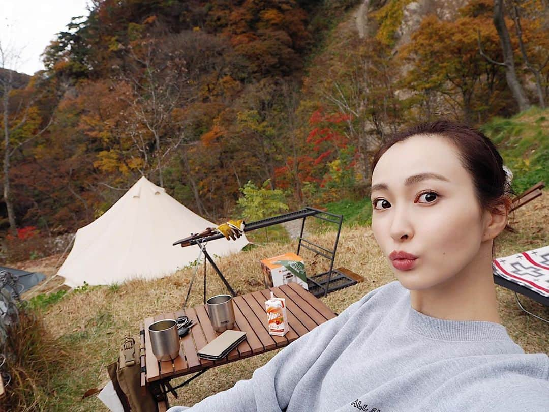 國保美貴のインスタグラム：「Camp日記🏕  📍TONETO キャンピングフィールド水上  去年オープンしたばかりのグランピングもできるお洒落な全面芝のキャンプ場⭐️  今回は強風...笑 季節の変わり目は強風の日が多いらしい！メモメモ 気温は昼間はかなり暖かく、夜でも8度くらいで寝袋と湯たんぽで暑いくらい😳  旦那さんが頑張って手作りしたキッチンや調味料入れは最高に愛おしい☺️  紅葉も始まって、マイナスイオンを吸収した週末でした🍂  #強風で産毛散らかり放題  #camp #camping #outdoors #outdoor #outdoorlife #キャンプ　#キャンプコーデ　#キャンプ女子  #toneto　#冬キャンプ　#ファミリーキャンプ #ワークマン　#ワークマン女子」