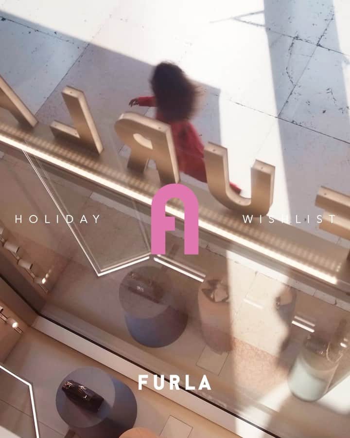 フルラのインスタグラム：「The Furla Holiday Season is upon us and  @chiarascelsi jumpstarts her shopping plans.  Which bag from the Cruise 21 collection will she pick?  #thefurlasociety #furlafeeling #furlagift #newcollection #furla #accessories #fashion」