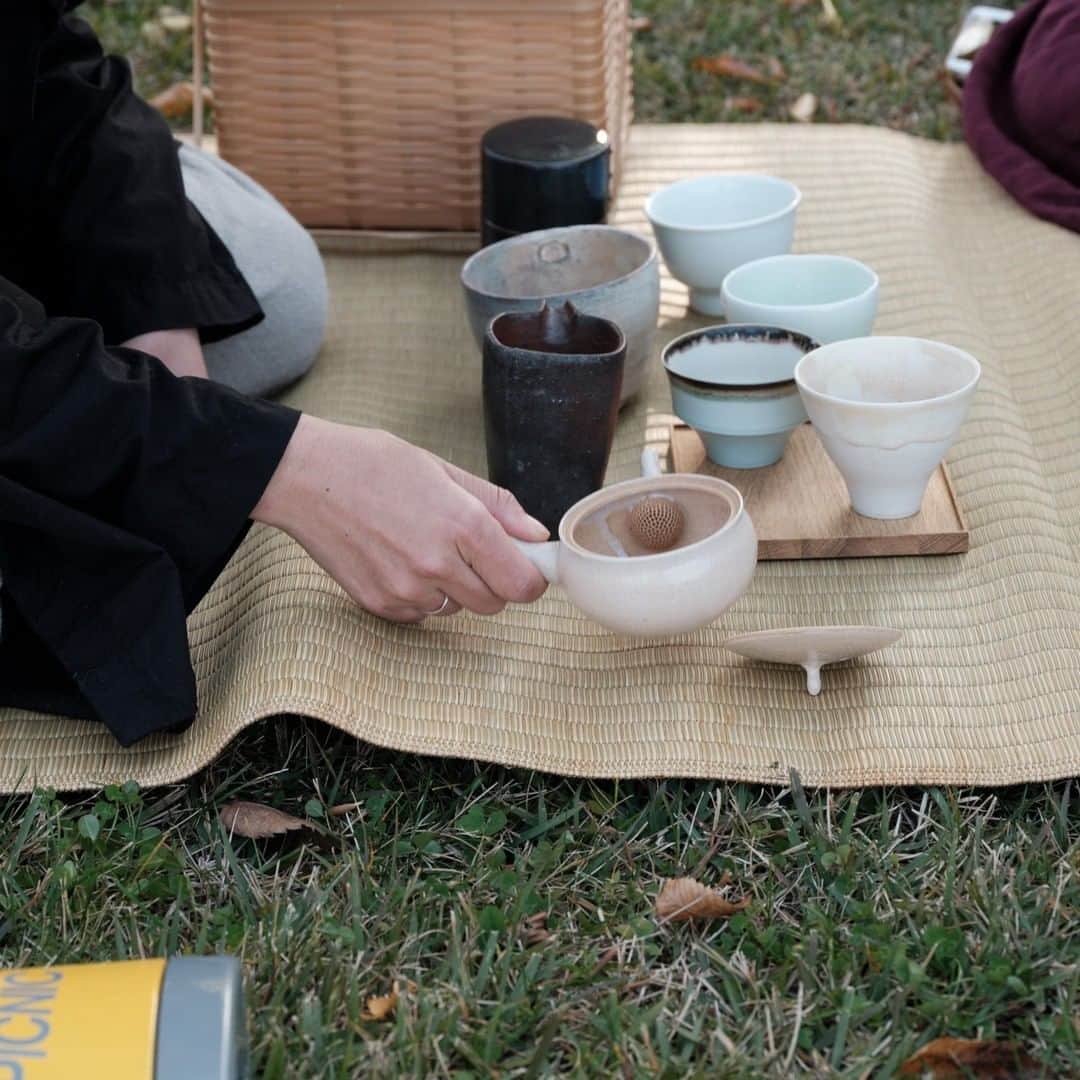 ヒラハルさんのインスタグラム写真 - (ヒラハルInstagram)「問tou @toutokai のある芸術むら公園内でお茶を楽しみました。秋晴れが広がり紅葉真っ盛りの公園は、どんな施設よりも美しく客人をもてなすにはぴったりの雰囲気です。野点（のだて）だとこんぶ土居の土居さんは喜んでくれましたが、堅苦しい作法がなくともお茶を通して交流するのは、日本古来の楽しみ方だなと感じました。  商品の話や仕事の話は殆どしなかったのですが、一緒の空間で同じ時を過ごし、お茶を楽しむことでぐっと距離が縮まった気がしています。ぜひ野外でお茶を楽しむということを皆さんにもおすすめしたいです。  #パンと日用品の店わざわざ #わざわざで買えます #東屋 #azmaya #hilltopbakery #wazawaza #clothing #stilllife #whatisthis #naganojapan #firewoodoven #householdgoods #tasty #localmedia #organic #naturallife #wabisabi #nagano #naganojapan #tomicity #explorejpn #japanlandscape #niceview #stilllifephotography #noplastic #moodyphotography #moody_nature #japanesetea #teaceremony」11月10日 20時01分 - wazawazapan