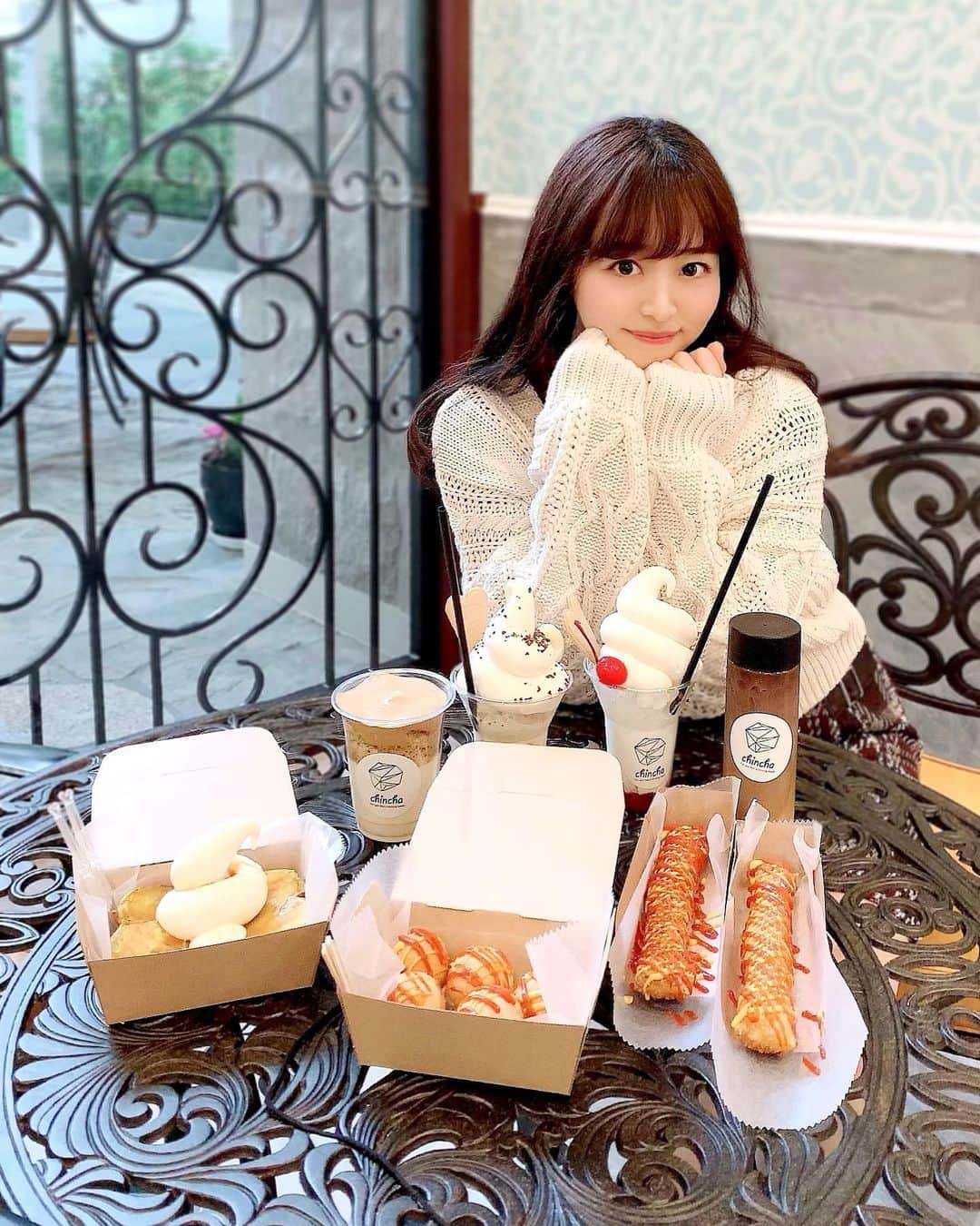 のインスタグラム：「こんばんは💫 見て😍昨日食べた韓国スイーツたち🍽🍦💕 どれもこれも美味しかったなぁ…♡ . 昔はよく行ってた韓国🇰🇷 最近は全く行けなくなっちゃったし 近くで韓国気分を味わえました∩^ω^∩💗 ストーリーにもあげましたが、 鶴橋コリアンタウンタウンの近くにある @chincha_sweets というお店です♪ (ブログに詳しく書きました！) . Support By woomy #鶴橋カフェ #鶴橋コリアタウン #카페 #sweets #コリアンタウン #チーズボール #チーズスティック #安納芋 #韓国スイーツ #鶴橋 #ウーミーpr」