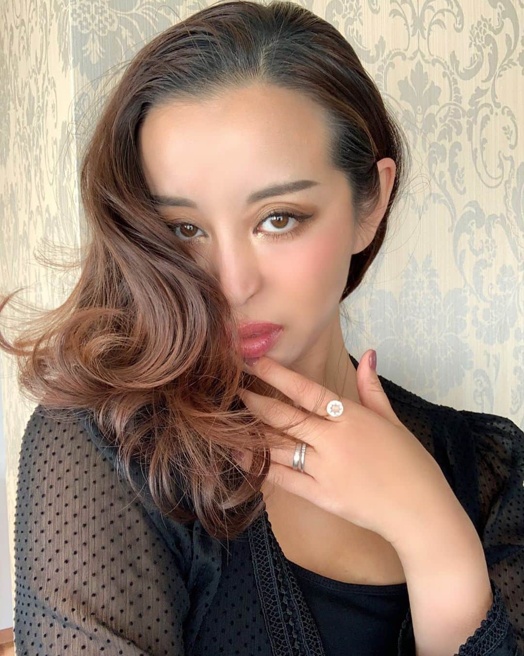 のインスタグラム：「Coming soon...💍  @amate_bijou の新作の指輪がとても素敵💍✨  近日中に公開します💋  ・・・  #Amatebijou」