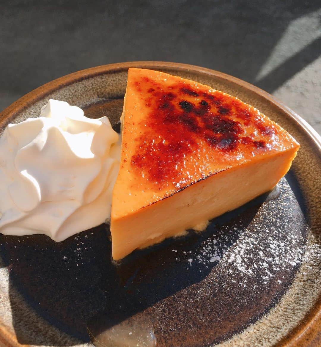 リンリンさんのインスタグラム写真 - (リンリンInstagram)「[馬込沢　#magomecoffeeproject)まかないプリン(380円)😍プリン好きオススメ‼️パリッパリにキャラメリゼされた濃厚プリンが食べられるお店✨動画4枚目 . 超久々の再訪😊 . こちらは駅から徒歩30秒にある珈琲屋さんでこちらで食べられるプリン🍮が本当に美味しいの😋 . バーナーで炙られて表面がパリッパリ食感のキャラメリゼされたプリンはプルンプルンで卵ね旨味が感じられてとっても美味しいんです😂✨ . 更に以前より生クリームの比率を増やして家庭用から業務用のオーブンに変えた事で更に美味しさが増しました🥺 . プリン好きは絶対行った方がいいよ👍👍 . 他にも数多くのトーストがあるしスイーツやコーヒーなどのドリンク類も充実してます🎶 . 親切丁寧な接客でスタッフさんの優しい雰囲気がお店やスイーツにも出てる素敵なお店なので皆さんもお近くに行かれた際は是非☺️❤️ . —————📍〜お店情報〜📍—————— ＜店名と最寄駅＞ #マゴメコーヒープロジェクト。馬込沢駅東口から徒歩1分。 . 以前より店舗が広くなり席数が増えました😊 . 🏠<住所＞ 千葉県船橋市馬込西1-2-10 寿ビル1F . ⏰<営業時間＞ 10時半〜19時 金曜日のみ22時まで。 . 🗓<定休日> 水曜日 .」11月10日 20時02分 - rinrin99999