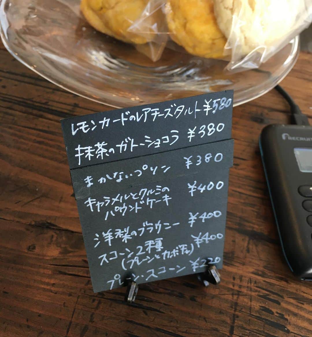 リンリンさんのインスタグラム写真 - (リンリンInstagram)「[馬込沢　#magomecoffeeproject)まかないプリン(380円)😍プリン好きオススメ‼️パリッパリにキャラメリゼされた濃厚プリンが食べられるお店✨動画4枚目 . 超久々の再訪😊 . こちらは駅から徒歩30秒にある珈琲屋さんでこちらで食べられるプリン🍮が本当に美味しいの😋 . バーナーで炙られて表面がパリッパリ食感のキャラメリゼされたプリンはプルンプルンで卵ね旨味が感じられてとっても美味しいんです😂✨ . 更に以前より生クリームの比率を増やして家庭用から業務用のオーブンに変えた事で更に美味しさが増しました🥺 . プリン好きは絶対行った方がいいよ👍👍 . 他にも数多くのトーストがあるしスイーツやコーヒーなどのドリンク類も充実してます🎶 . 親切丁寧な接客でスタッフさんの優しい雰囲気がお店やスイーツにも出てる素敵なお店なので皆さんもお近くに行かれた際は是非☺️❤️ . —————📍〜お店情報〜📍—————— ＜店名と最寄駅＞ #マゴメコーヒープロジェクト。馬込沢駅東口から徒歩1分。 . 以前より店舗が広くなり席数が増えました😊 . 🏠<住所＞ 千葉県船橋市馬込西1-2-10 寿ビル1F . ⏰<営業時間＞ 10時半〜19時 金曜日のみ22時まで。 . 🗓<定休日> 水曜日 .」11月10日 20時02分 - rinrin99999