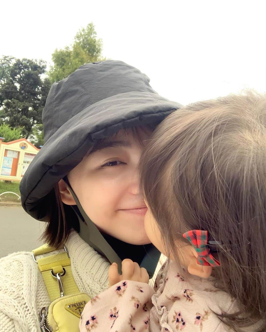 青山あみのインスタグラム：「娘に、chuってして？ってゆうと、 マスクをわざわざ外して chuってしてくれた🤭💋 好きが、とまらない♡」