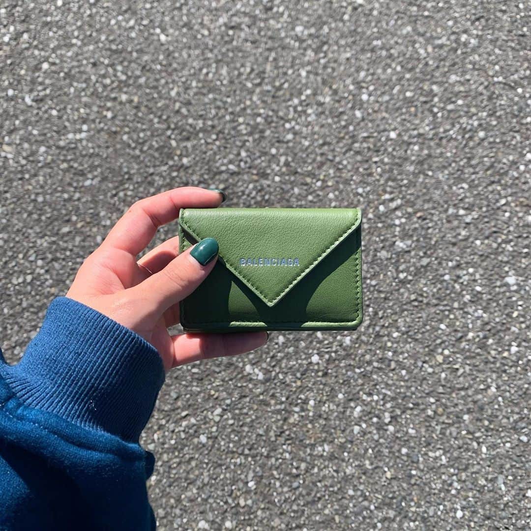 山下恵奈のインスタグラム：「new👛💚 #balenciaga #wallet」