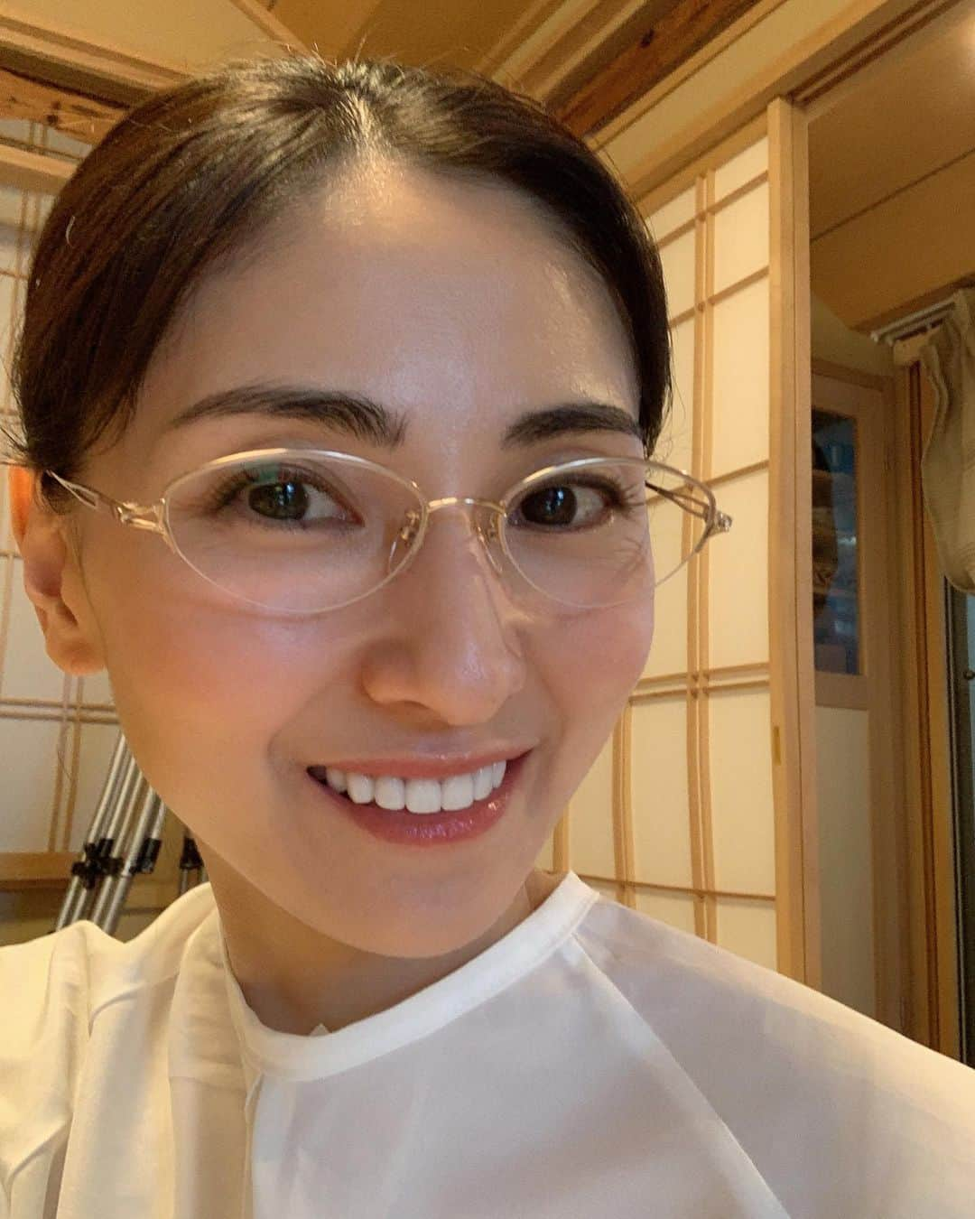 和泉佑三子さんのインスタグラム写真 - (和泉佑三子Instagram)「ヒビケア軟膏「痛いひび割れ」のCMに出演しています。 これからの季節、乾燥や水仕事などで手が荒れてしまったり辛いときにはぜひ！ ・ 詳しくはオフィシャルサイトをご覧ください ↓ http://saeizumi.com  #CM #ヒビケア軟膏  #乾燥の季節がやってきた  #ひび割れ #ひび・あかぎれ治療 #メガネ」11月10日 20時04分 - izumisae_official