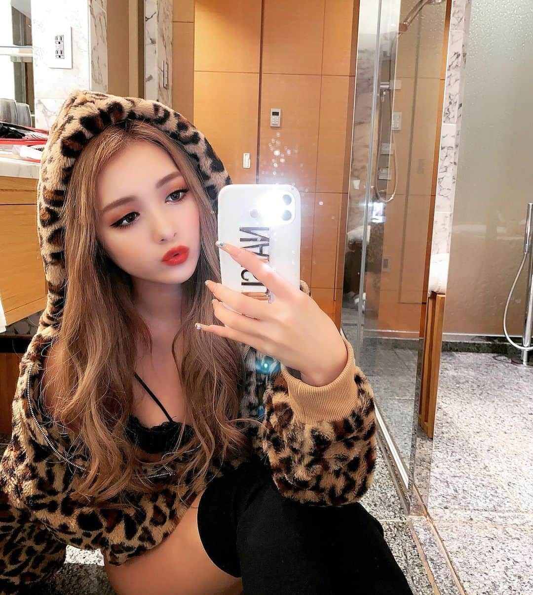 NATSUNEさんのインスタグラム写真 - (NATSUNEInstagram)「🐆🐆🖤  ハイトーン×ヒョウ柄 💯 アウターとiPhoneケース タグ付けしてるよ🧸」11月10日 20時09分 - natsune__72