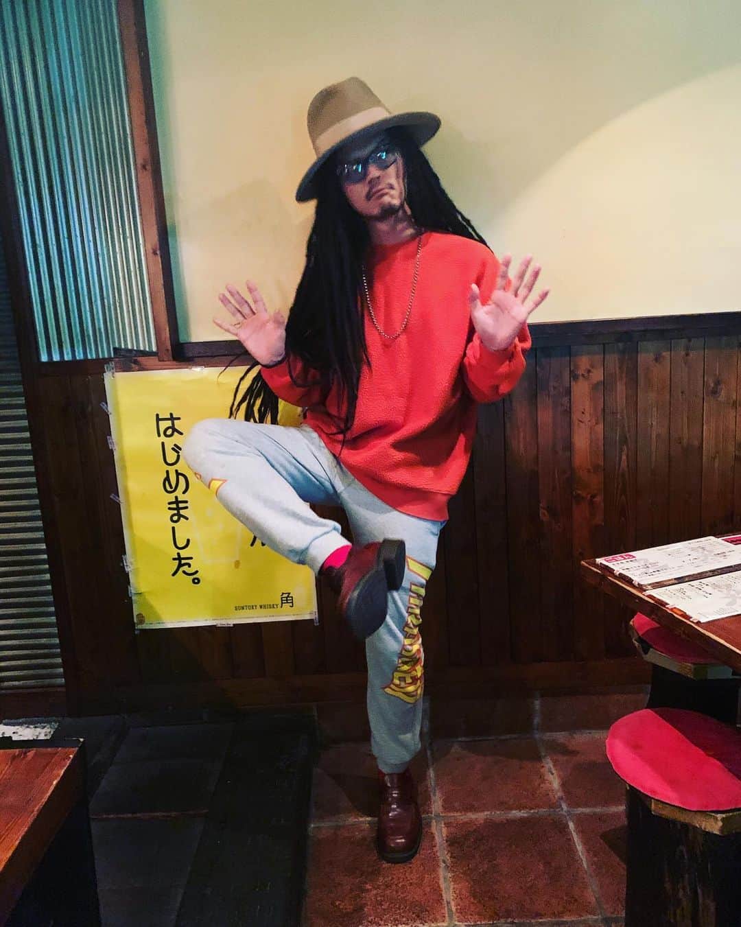 庄村聡泰のインスタグラム：「昨日の上着脱いで靴だけ変わってます 。でも不思議とこの上下でもハット被るとローファーでもアリになる気がするんですよねえ。  頭#kijimatakayuki  眼#vintageglasses  上#beams 写真じゃあんまモコモコが伝わらない！笑 下#thrasher  靴#drmartens  靴下#supreme  銀#chromehearts  姿#謎」