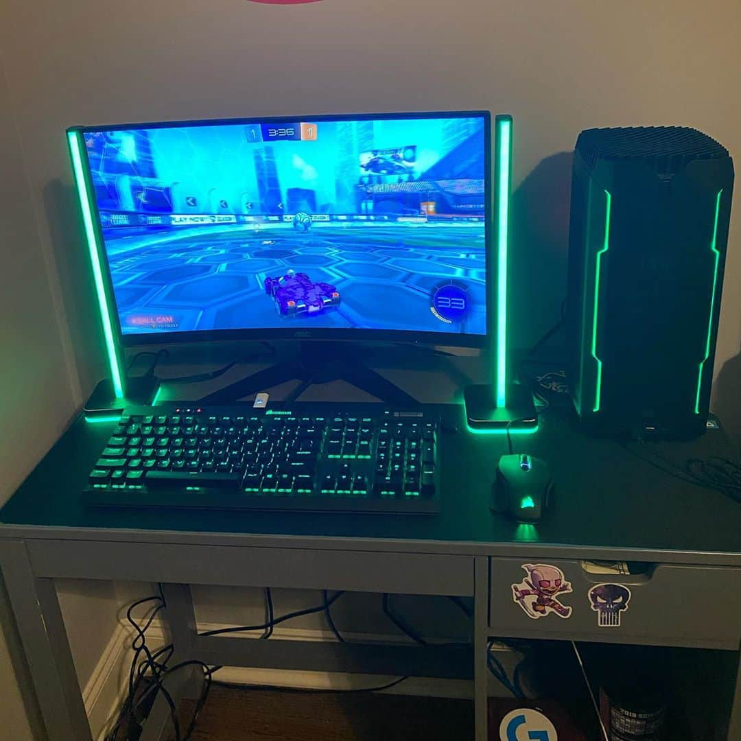 アレン・ジョーンズのインスタグラム：「Hey guys so here is my son’s gaming setup.  He’s using the Corsair one. On each side of his Monitor are the Corsair LT 100 smart towers lighting kit. They use the icue software and synchronize with you computer games and media.  #corsair」