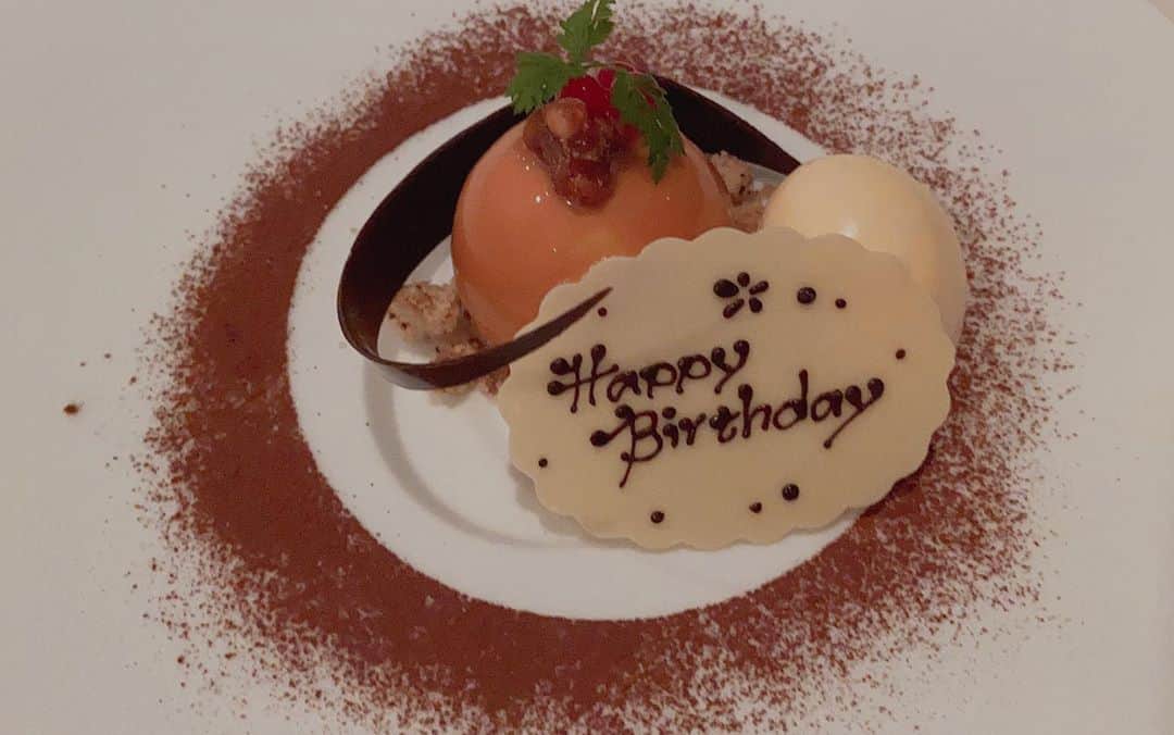 MIYABIのインスタグラム：「． *☼*―――――*☼*――― ． お誕生日を迎え22歳になりました✨✨ ． ． お昼は、中華街に行って夜景が綺麗なお店でディナー🥀 ． 幸せすぎて1日があっという間だった🥺✨ ありがとう💋 ． 21歳から22歳に素敵な始まりをスタートできました✨ ． *☼*―――――*☼*――― ． #birthday#lalah #アレンジ#可愛い#綺麗#お洒落#キャバ嬢#ホスト#六本木 #歌舞伎町 #lol#f4f#fashion#makeup#hair#dogstagram#サロンモデル#撮影#style#nail#model#party#美容 #ホステス#travel#art#like」