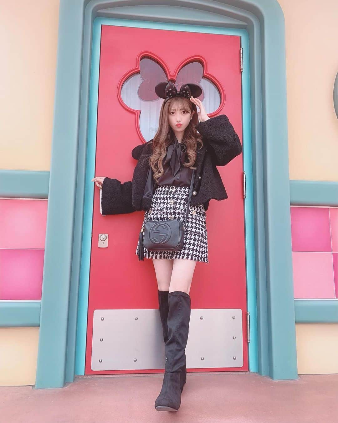 田口未彩のインスタグラム：「🖤  洋服どこのかタグ付けしてるよ🐇  #ディズニー　#ディズニーランド　#ディズニーシー  #ディズニーコーデ　#ディズニーチュロス　#チュロス　#ディズニーカチューシャ　#カチューシャ　#ブラックコーデ #スパンコールカチューシャ　#もこもこアウター #ロングヘアー　#ヘアアレンジ　#巻き髪　#外巻き　#ワンスポ　#グレイル　#グレイルコーデ」