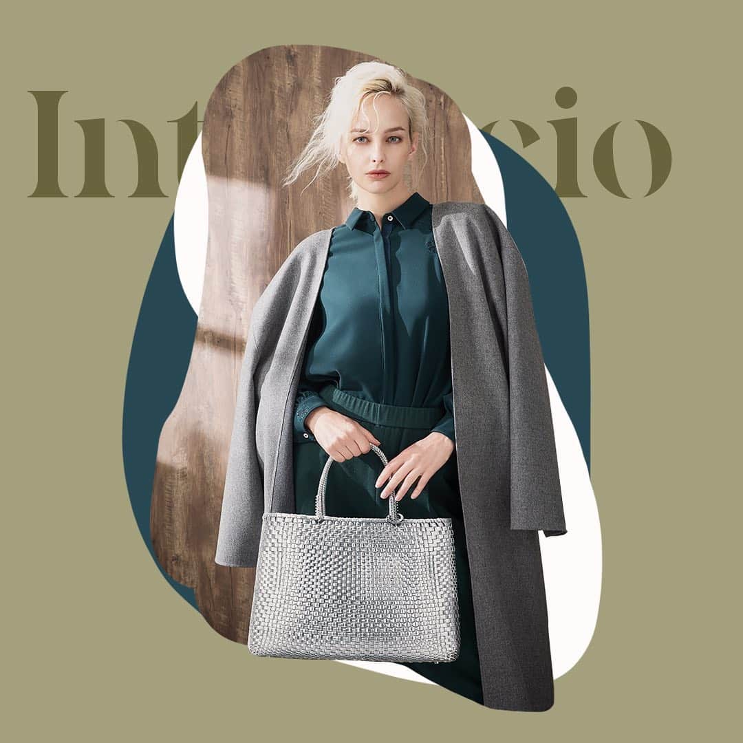 のインスタグラム：「A chic twist to the metropolitan style, the #INTRECCIO #WIREBAG once again hit the fall with shine! Be the spotlight in workplace and night out to elevate your elegance!  #ANTEPRIMA #WIREBAG #FW20 #FallWinter2020 #Classic #Style #Fashion #Italian #Luxury #InstaBag #Design #Lifestyle #Urban #Handcraft #アンテプリマ #패션​」