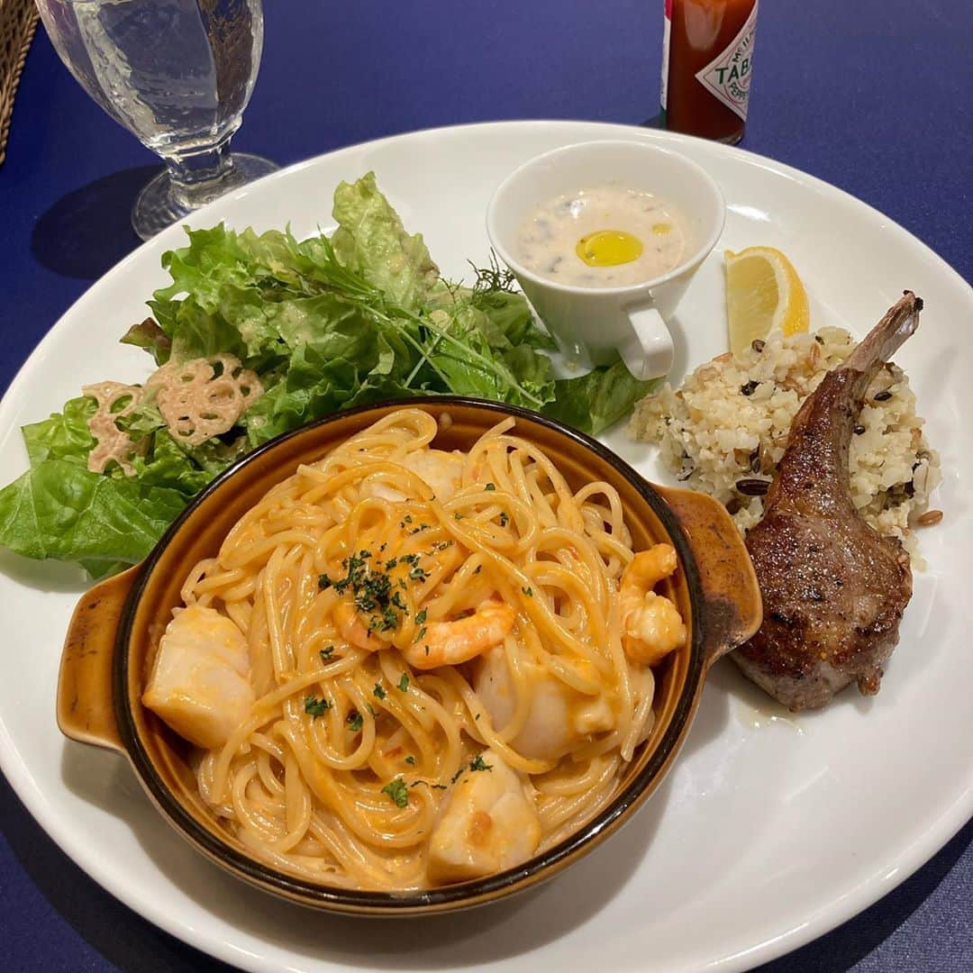 久保ミツロウのインスタグラム：「池袋東武の不二家レストラン。初めて行きました。超ご馳走なプレートとLINEお友達登録特典でミニデザートも。 デパートのレストラン来たぞ…！！という気分が盛り上がる内容で美味しかったです。カリフラワーライス良い…。 仕事道具を背負って久しぶりに外で仕事しようと来ましたが、デパートのレストランで長居するのも悪いのでそこそこに帰宅。 冬が近くて暗くなるのが早い。  ついでに最近食べた家ご飯。料理を作る余裕が無くて冷凍のカレーうどん(テーブルマーク)に作り置き冷凍カレーを足したり、長崎物産展で買ってた角煮まんじゅう食べ比べたりしました。 野菜を全然取ってなかったせいか分からないけど、ものもらいが出来た。二日で治りましたが。 家でずっと仕事をしているとナーバスになりやすいので、滅多に行かない外食が本当に嬉しい。 でも罪悪感ですぐ家に帰ってしまう。 またしばらく出かけないと思います。」